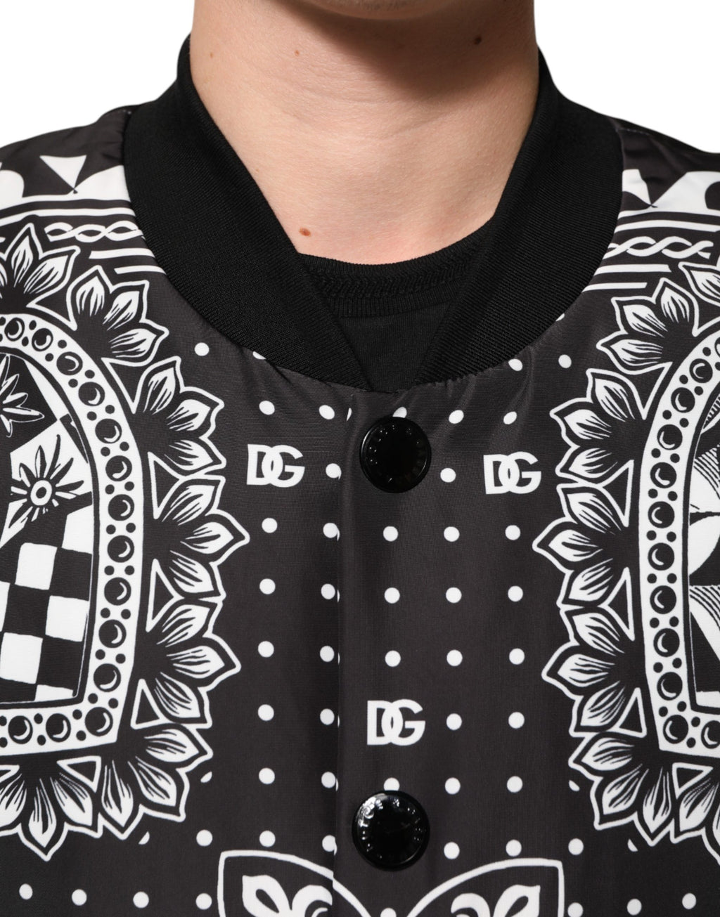 Veste bomber homme Dolce & Gabbana avec imprimé bandana noir et blanc, style élégant et moderne.