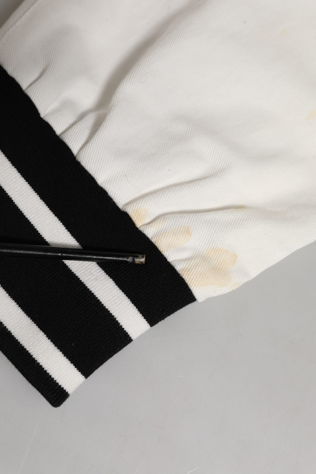 Pantalons homme Dolce & Gabbana, joggers cargos en coton blanc, coupe skinny, style décontracté et tendance.