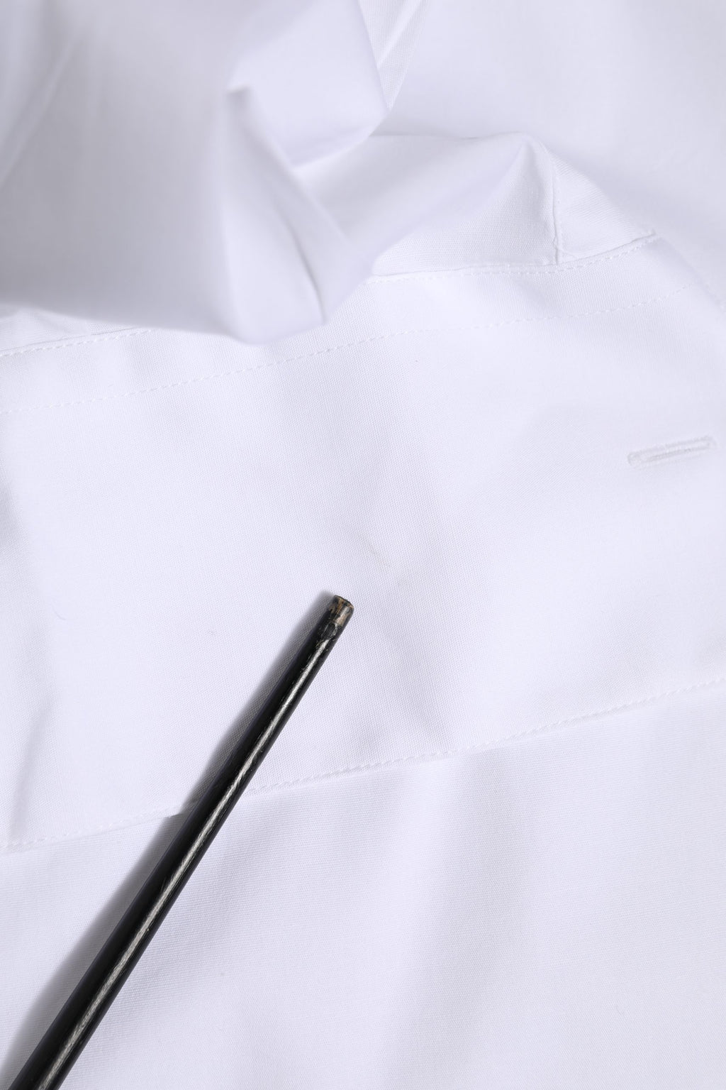 Chemise formelle en coton blanc Dolce & Gabbana avec manches longues et détails en or, élégance sophistiquée.