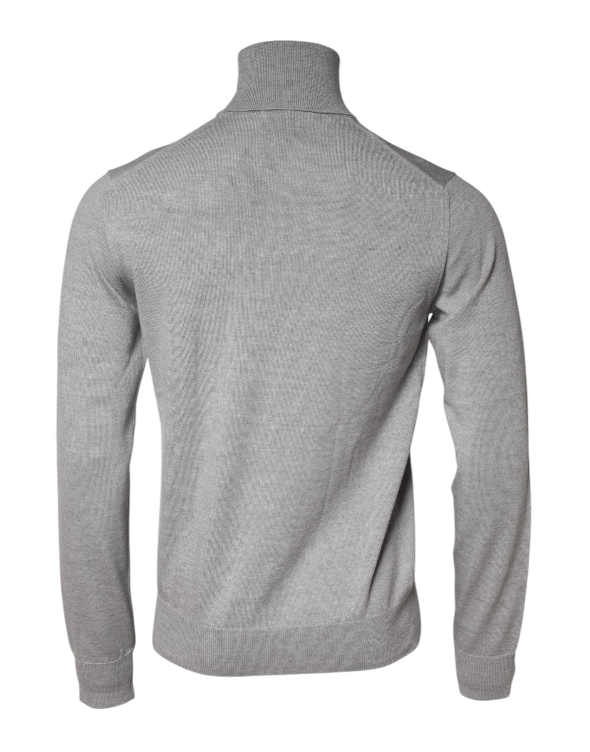 Pull en cachemire gris à manches longues et col roulé de Dolce & Gabbana, doux et élégant, porté sur un mannequin.