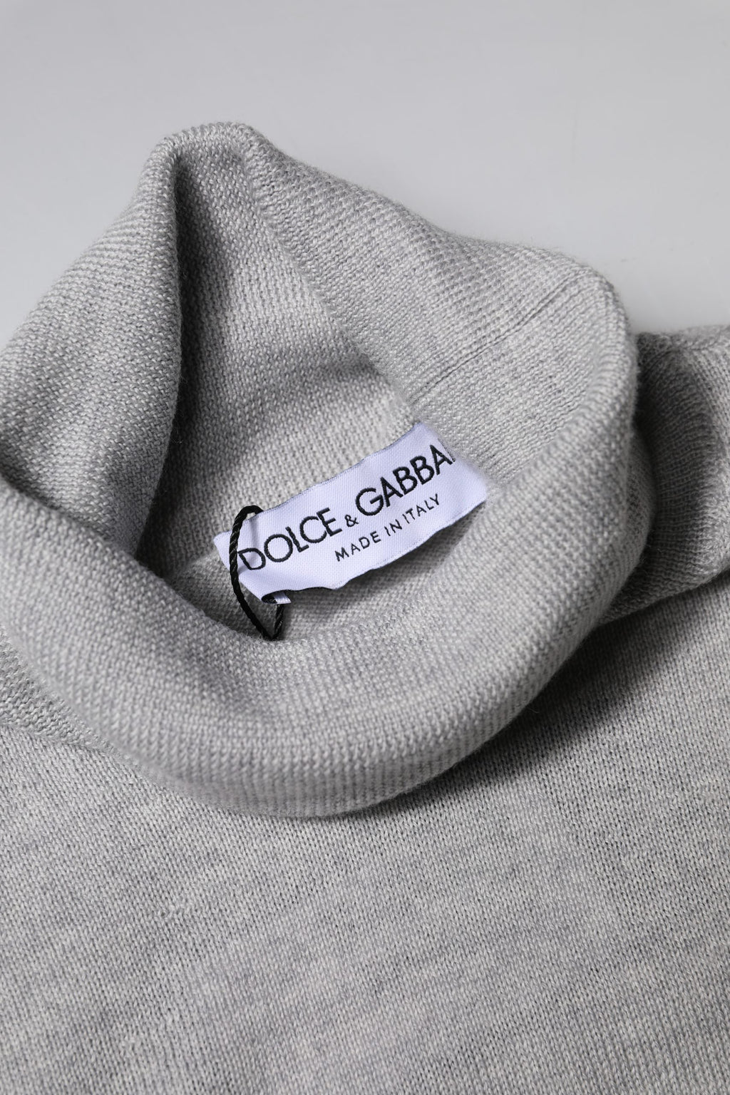 Pull en cachemire gris à col roulé de Dolce & Gabbana, pull-over à manches longues, élégant et confortable pour femme.