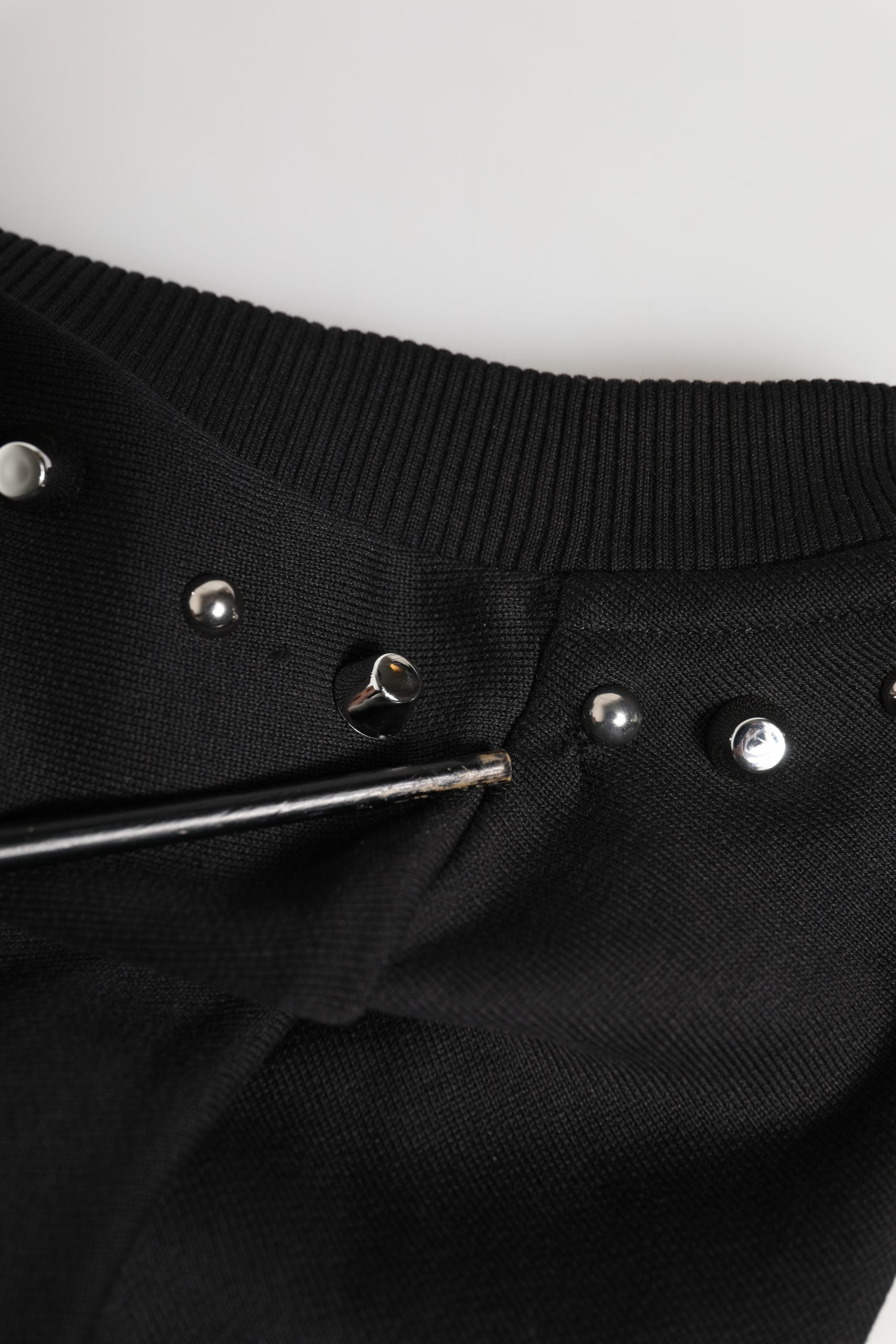 Sweatshirt en coton noir Dolce & Gabbana avec embellissements, style décontracté et détails élégants.