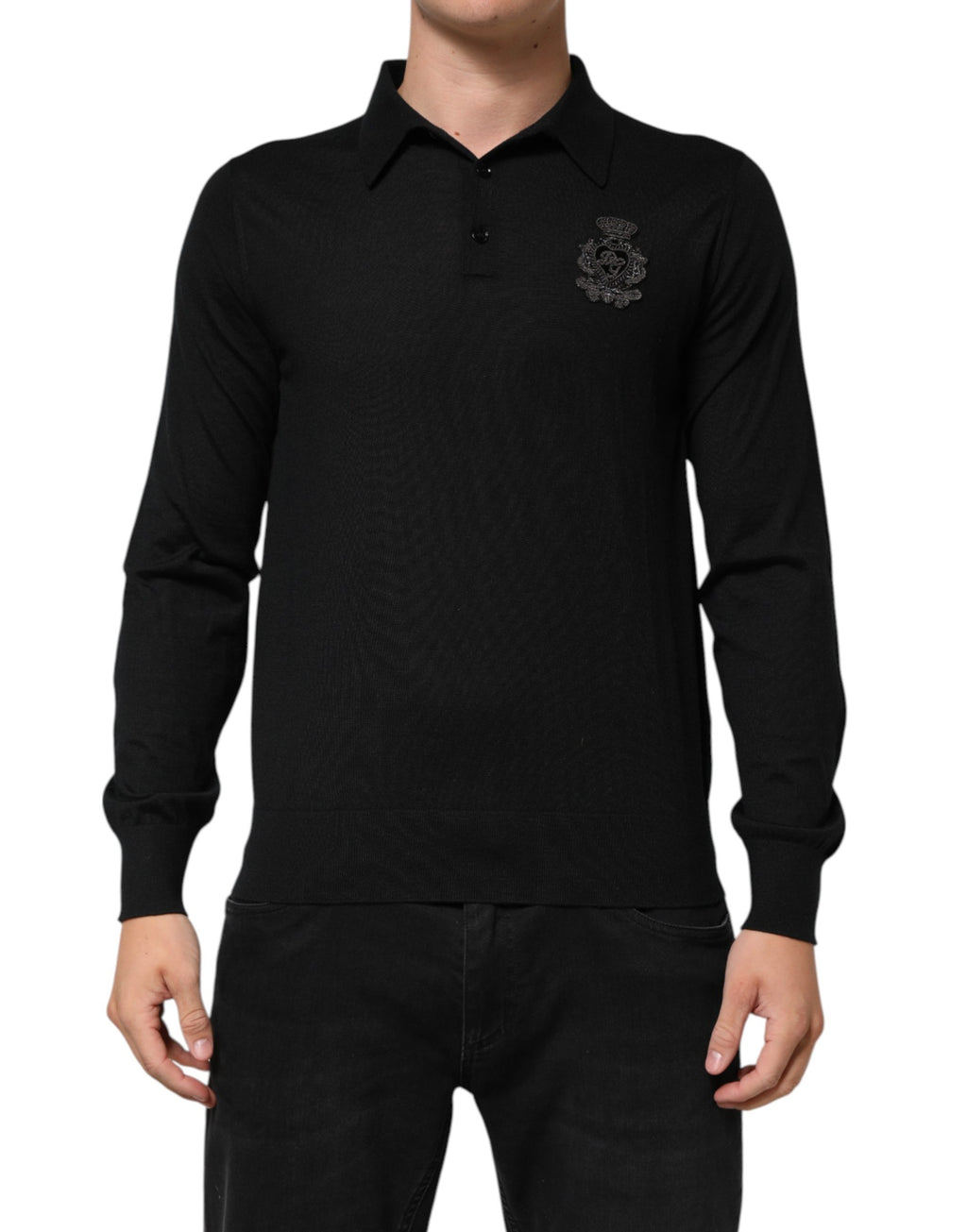 Pull-over homme Dolce & Gabbana noir avec emblème de blason à manches longues, élégant et confortable.