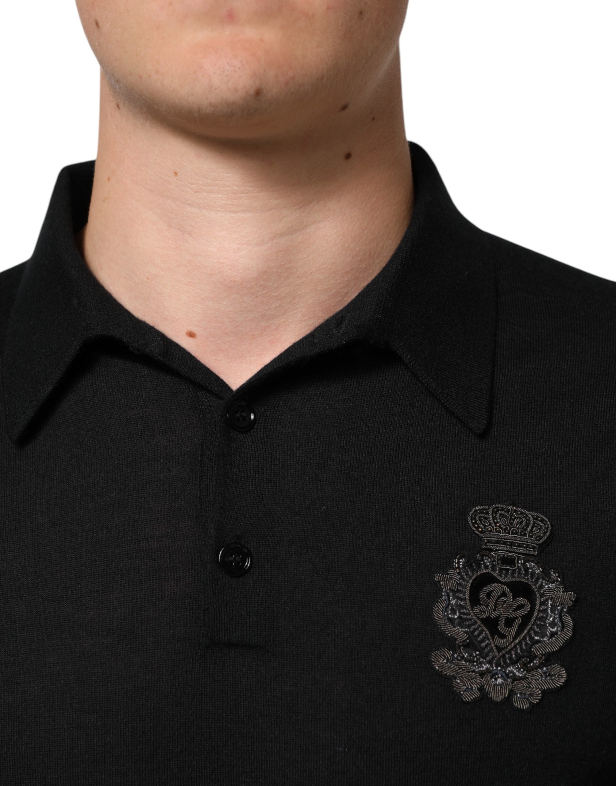 Pull à manches longues noir Dolce & Gabbana Crest pour homme, vu de face avec détails du logo sur la poitrine.