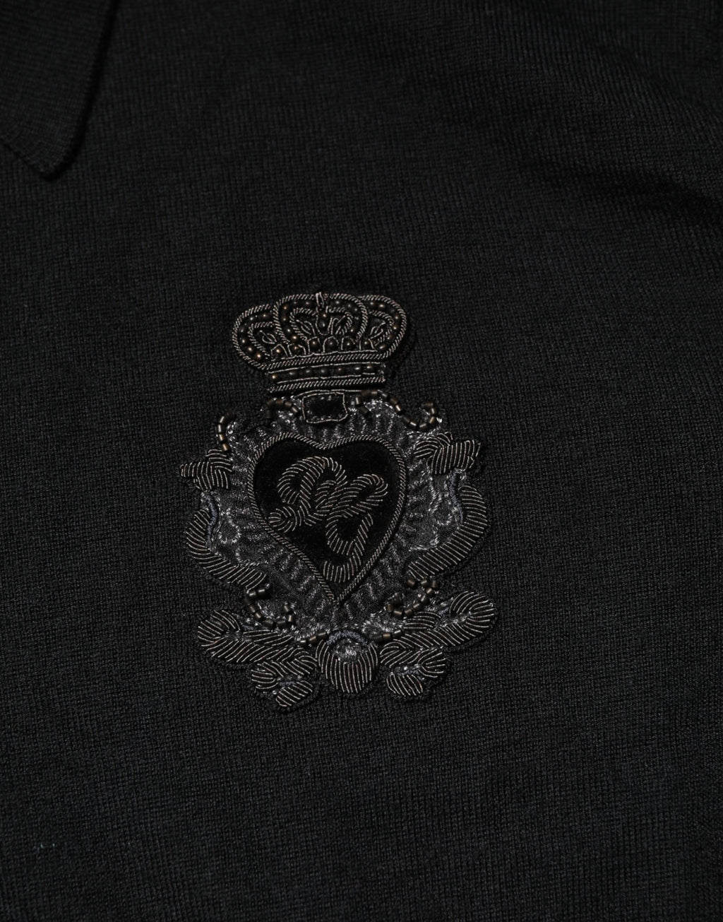 Pull noir à manches longues Dolce & Gabbana avec blason élégant, pullover pour homme en laine douce.