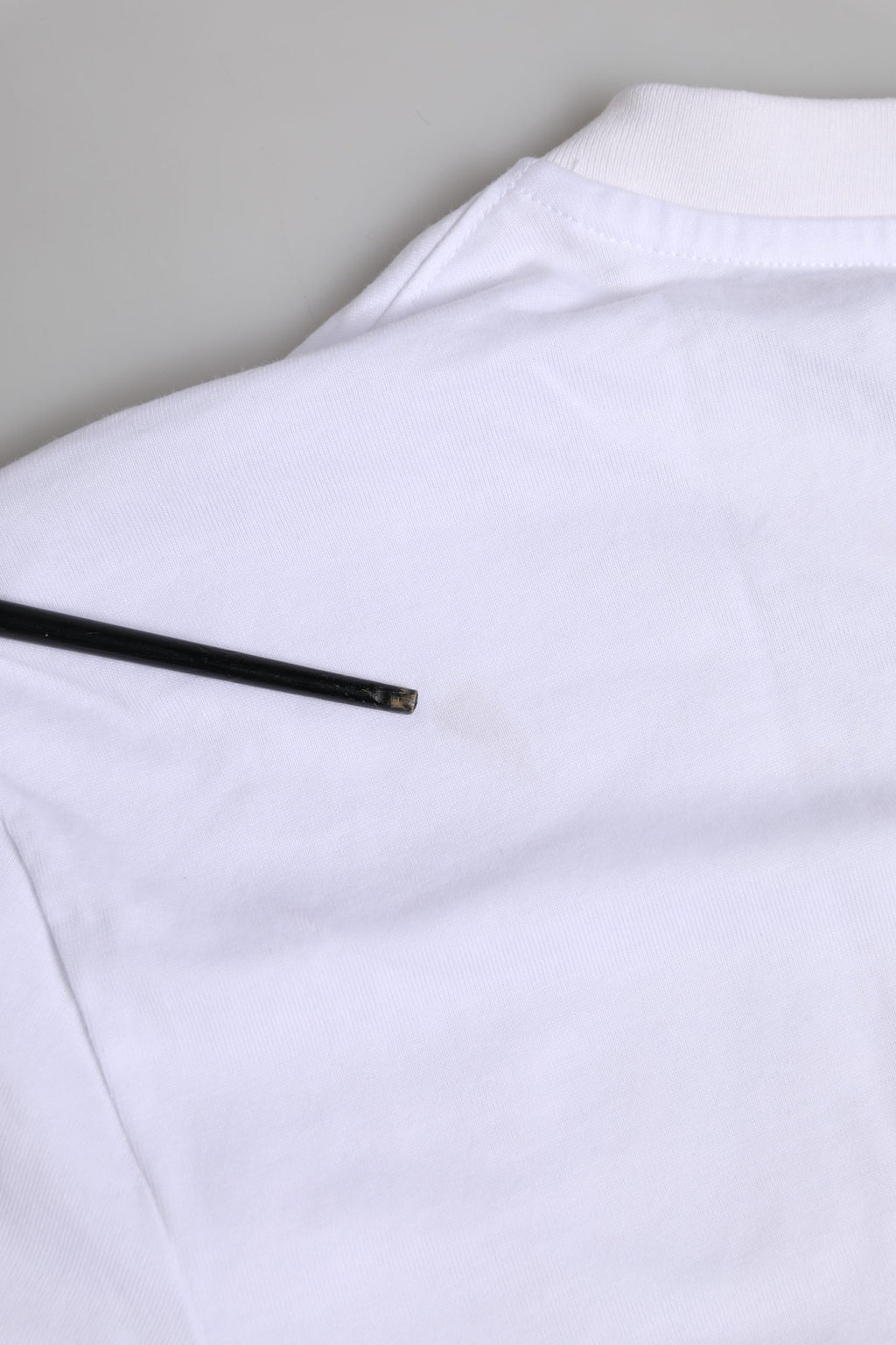 T-shirt blanc en coton Dolce & Gabbana avec broderie du logo DG pour homme, vue de face.