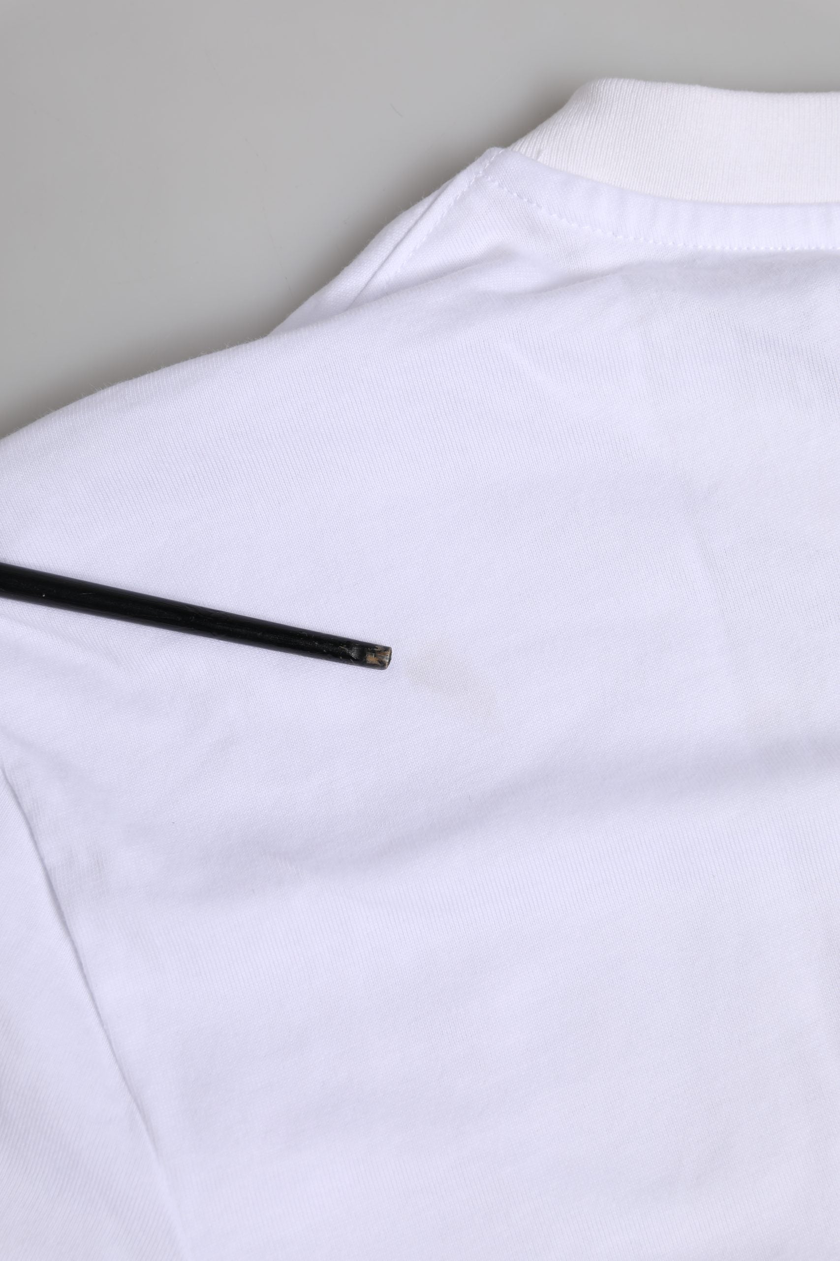 T-shirt blanc en coton Dolce & Gabbana avec broderie du logo DG pour homme, vue de face.