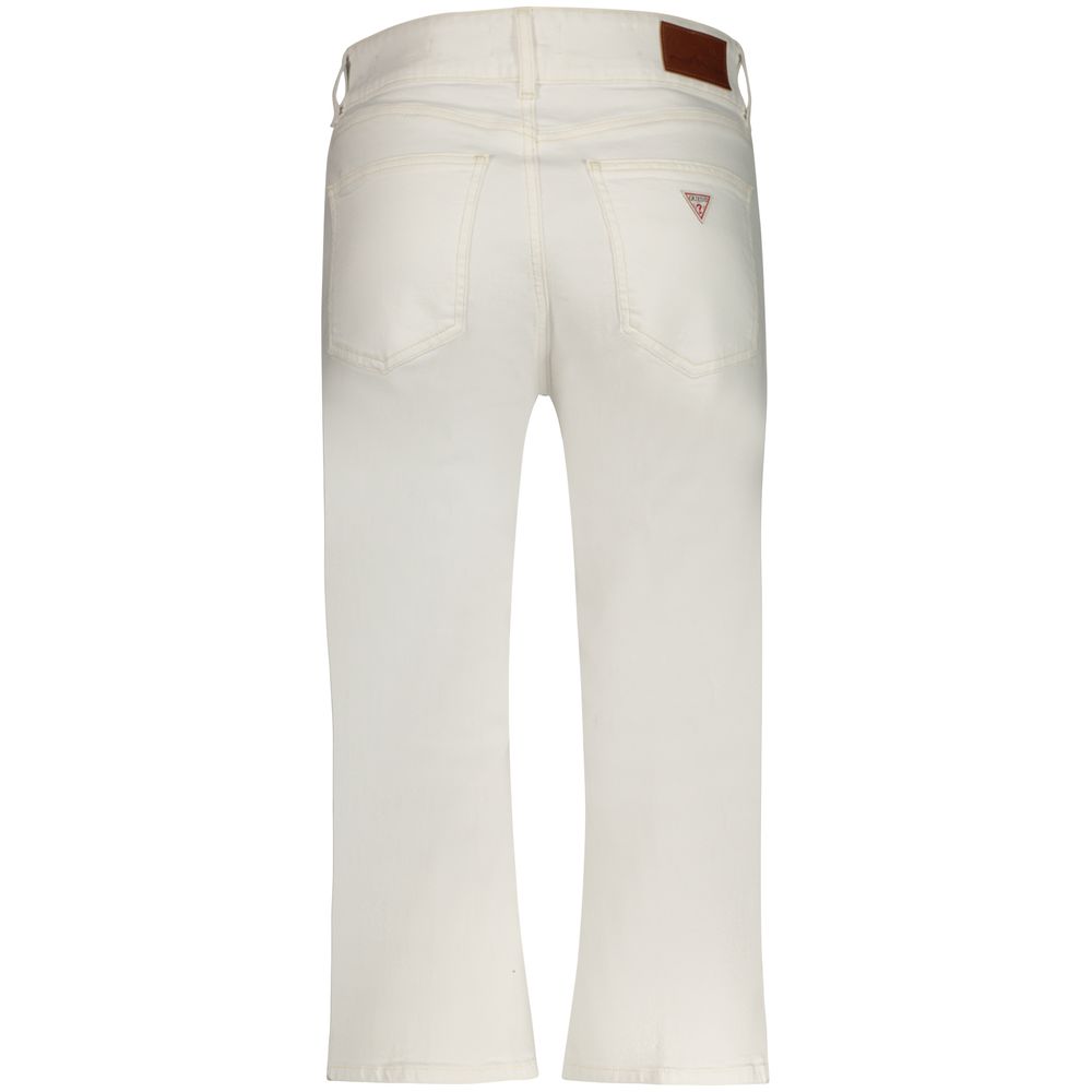 Jeans capri blancs pour femmes Guess Jeans en coton, coupe élégante, porté avec haut décontracté.