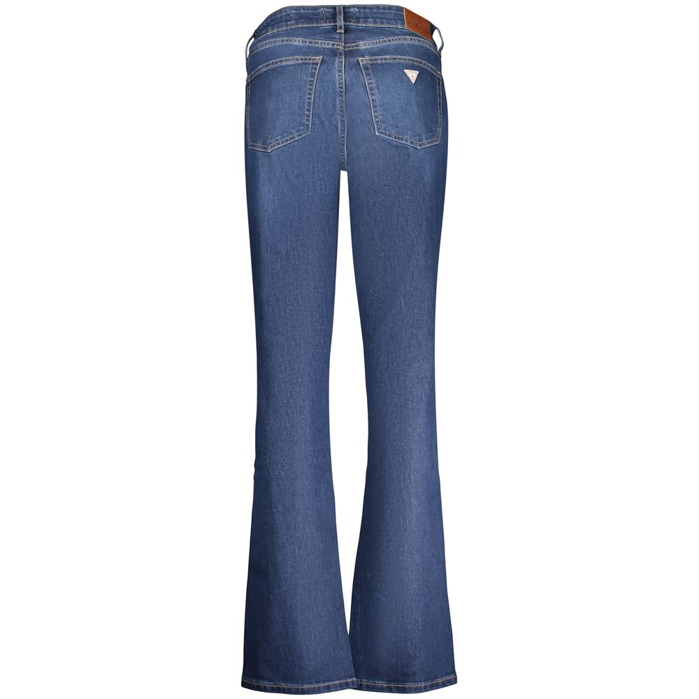 Jeans femme Guess en coton bleu, pantalon en denim décontracté, coupe classique, porté avec une ceinture en cuir.