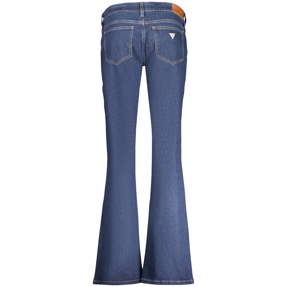 Jeans femme Guess en coton bleu, coupe classique, détails modernes, porté sur un mannequin.