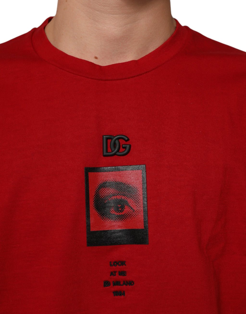 T-shirt à manches courtes Dolce & Gabbana en coton rouge avec imprimé œil DG et col rond, mode élégante et décontractée.