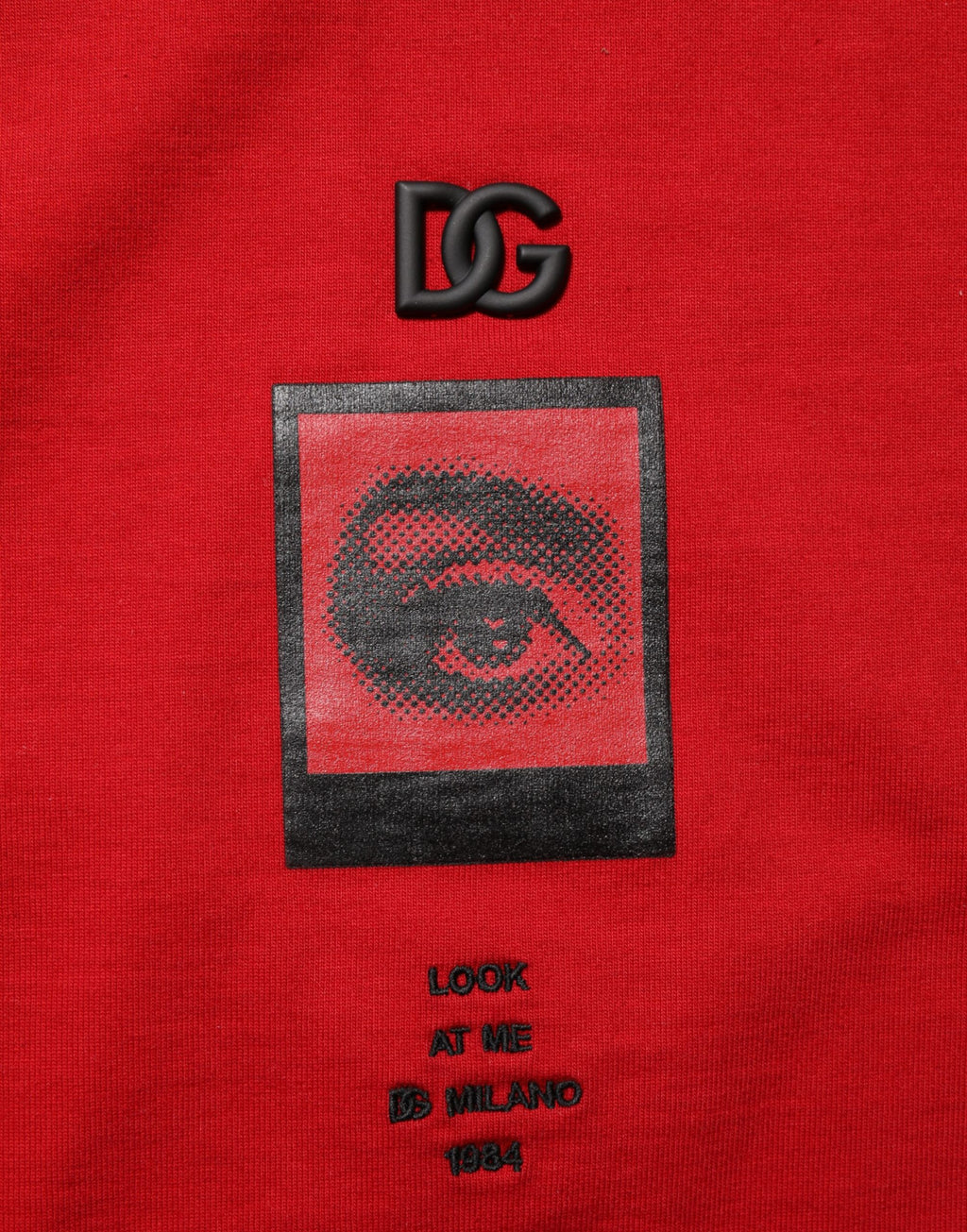 T-shirt en coton rouge Dolce & Gabbana avec imprimé d'œil DG, col rond, style décontracté, visible sur le mannequin.