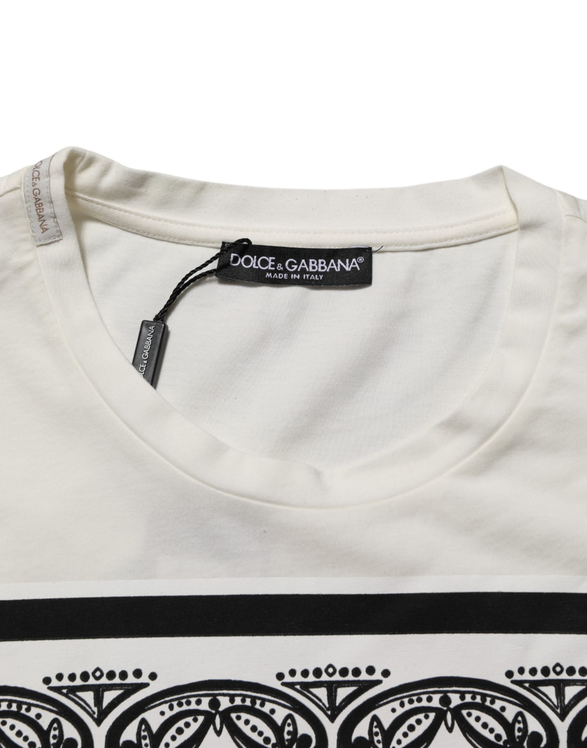 T-shirt à col rond blanc Dolce & Gabbana avec motif bandana en coton, style décontracté et élégant.