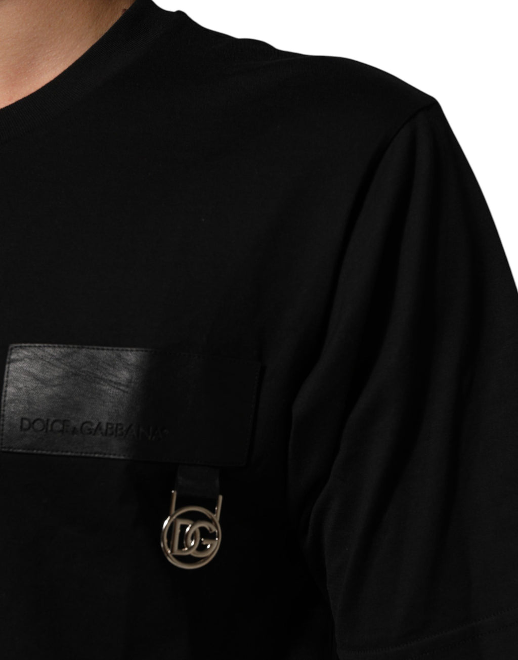 T-shirt à col rond noir Dolce & Gabbana en coton avec logo en plaque sur la poitrine, style décontracté et élégant.