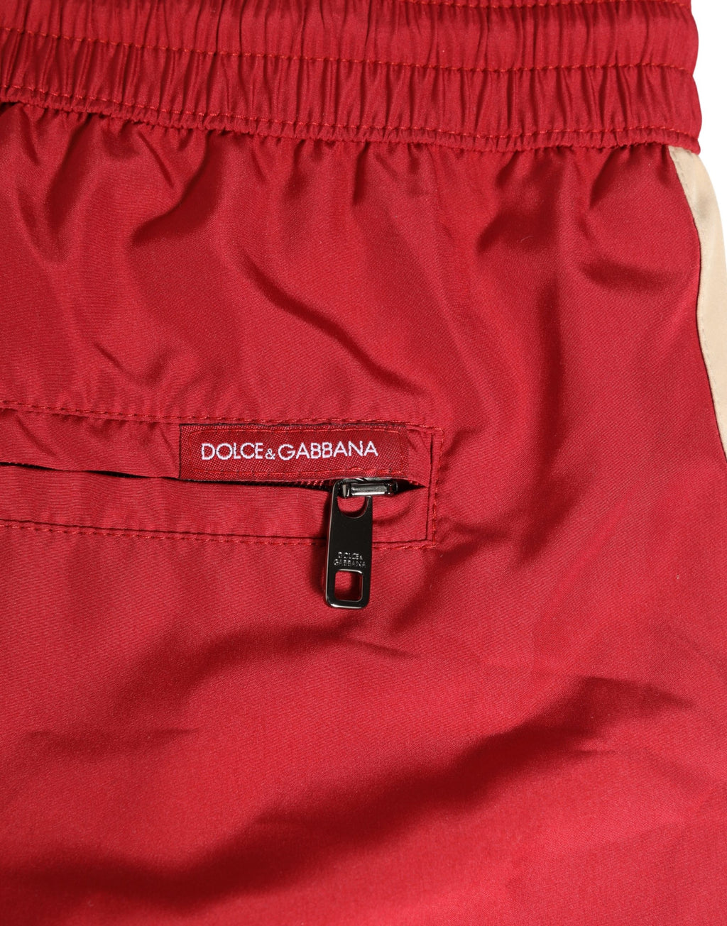 Shorts de bain pour homme Dolce & Gabbana en polyester rouge avec cordon de serrage, style de maillot de bain.