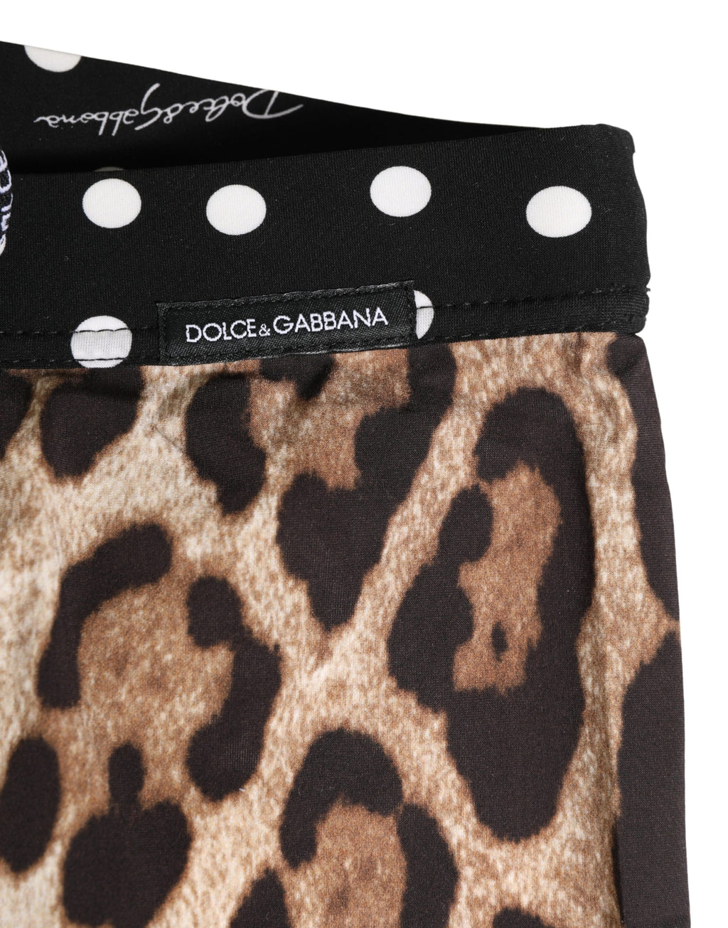 Shorts de vélo Dolce & Gabbana à motifs multicolores, sous-vêtements confortables en tissu léger, visibles en détail dans l'image.