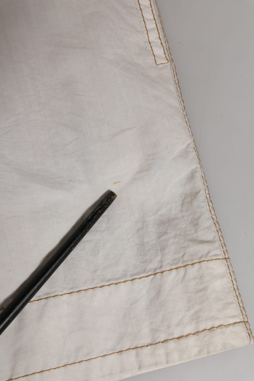 Shorts bermuda en coton blanc Dolce & Gabbana, taille mi-haute, style élégant et décontracté pour l'été.