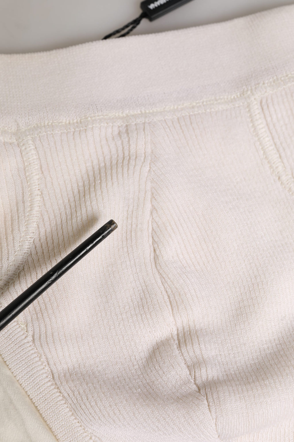 Sous-vêtements hommes Dolce & Gabbana en soie blanche avec logo, slip briefs élégants et confortables.