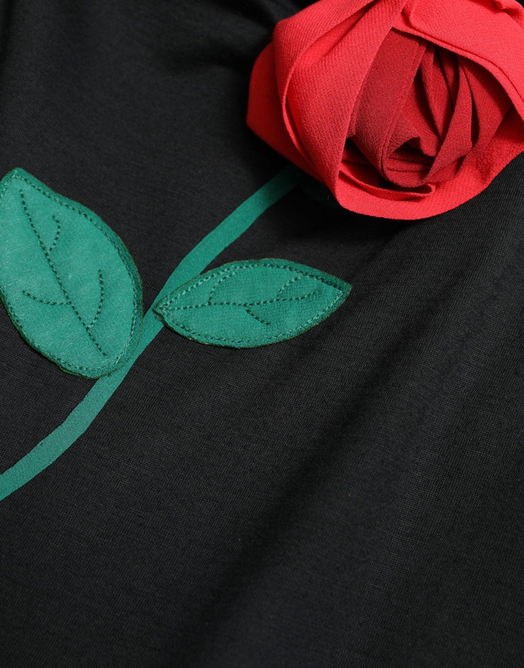 Robe sans manches en laine noire Dolce & Gabbana avec appliqués de roses et détails élégants sur le devant.