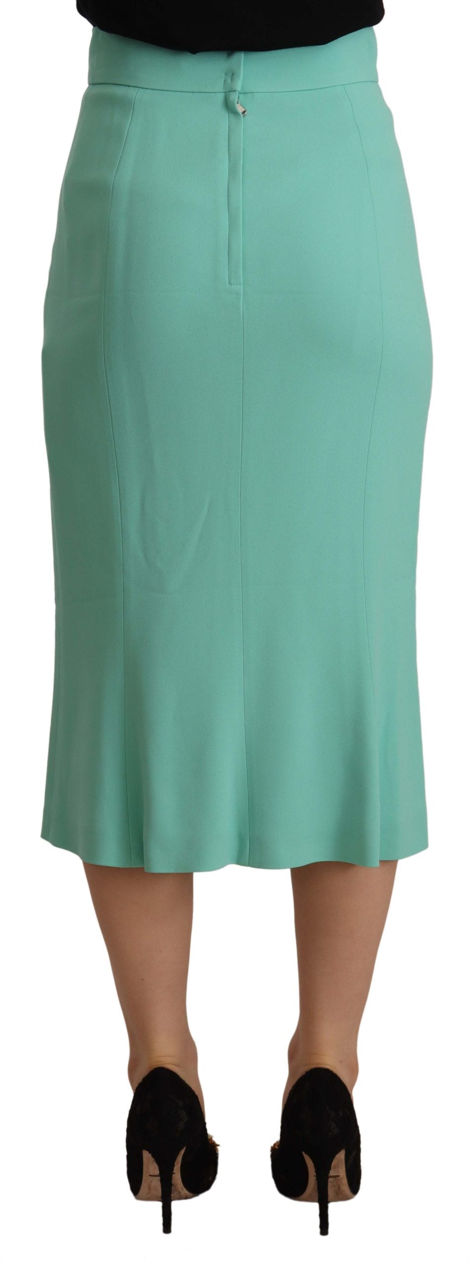 Jupe midi en viscose vert menthe de Dolce & Gabbana, coupe pencil, style élégant et fluide, portée avec un haut blanc.