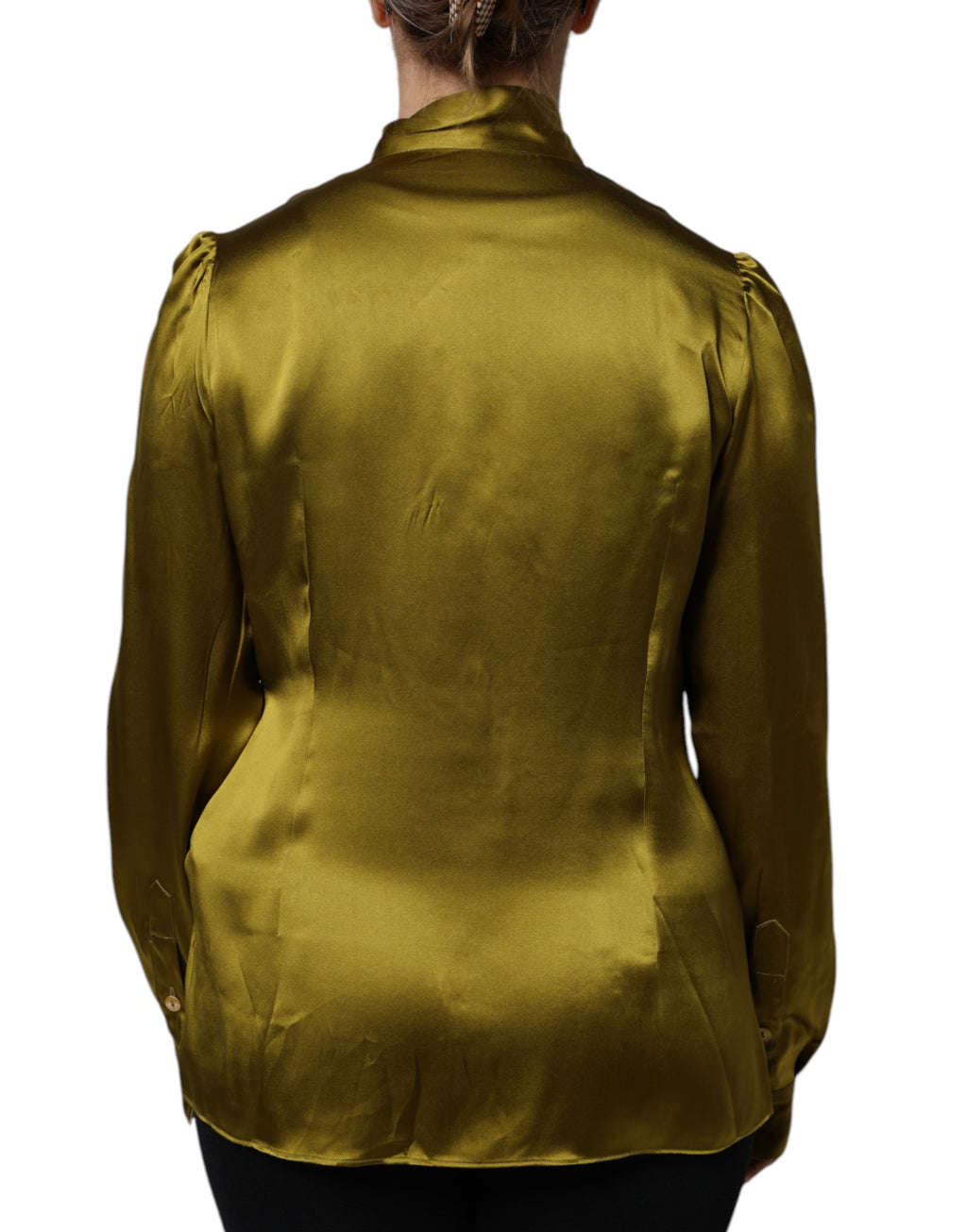 Chemise en satin vert Dolce & Gabbana à manches longues avec ascot, style élégant et sophistiqué.