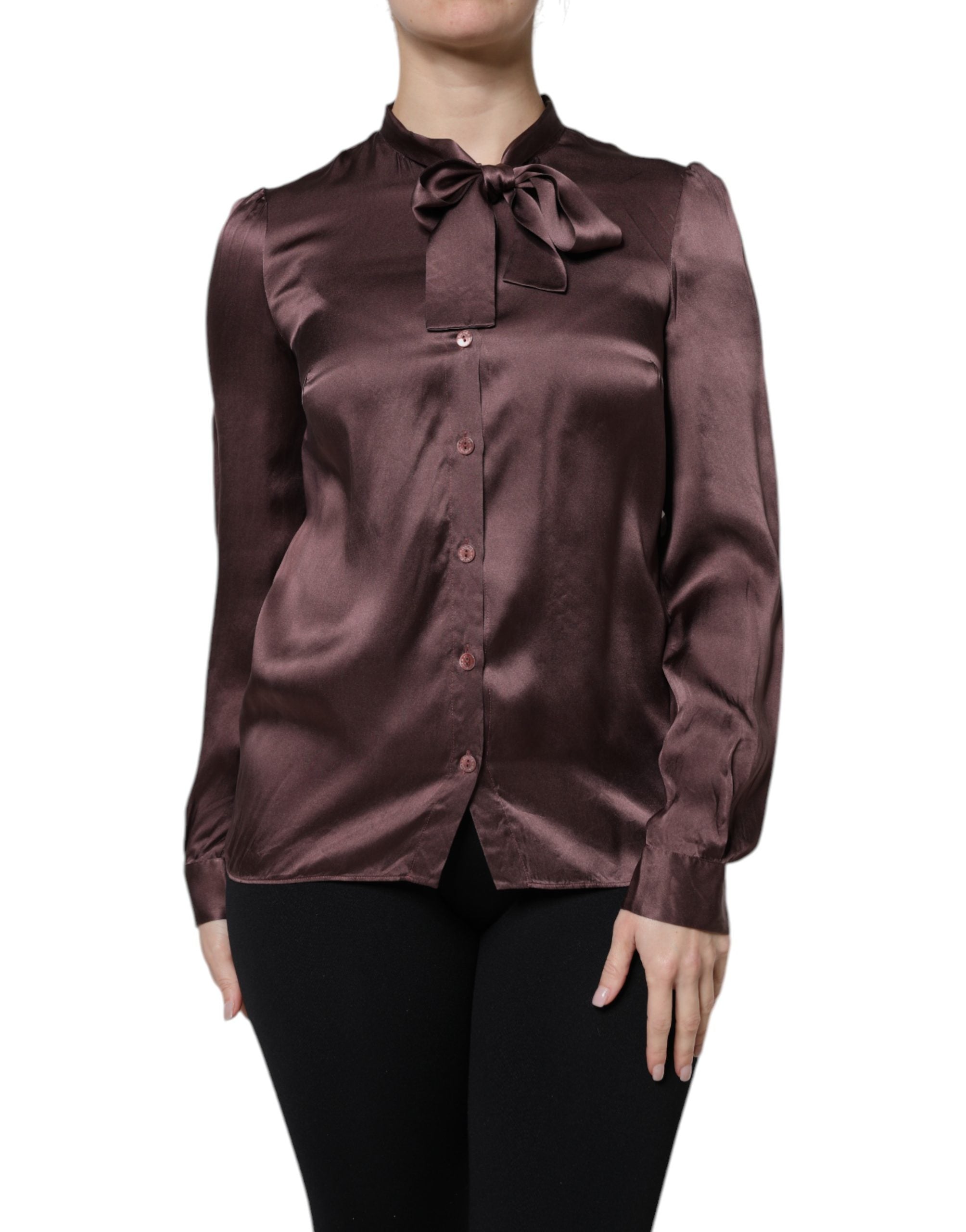Chemise Dolce & Gabbana en satin violet à manches longues avec cravate ascot, élégante et sophistiquée.
