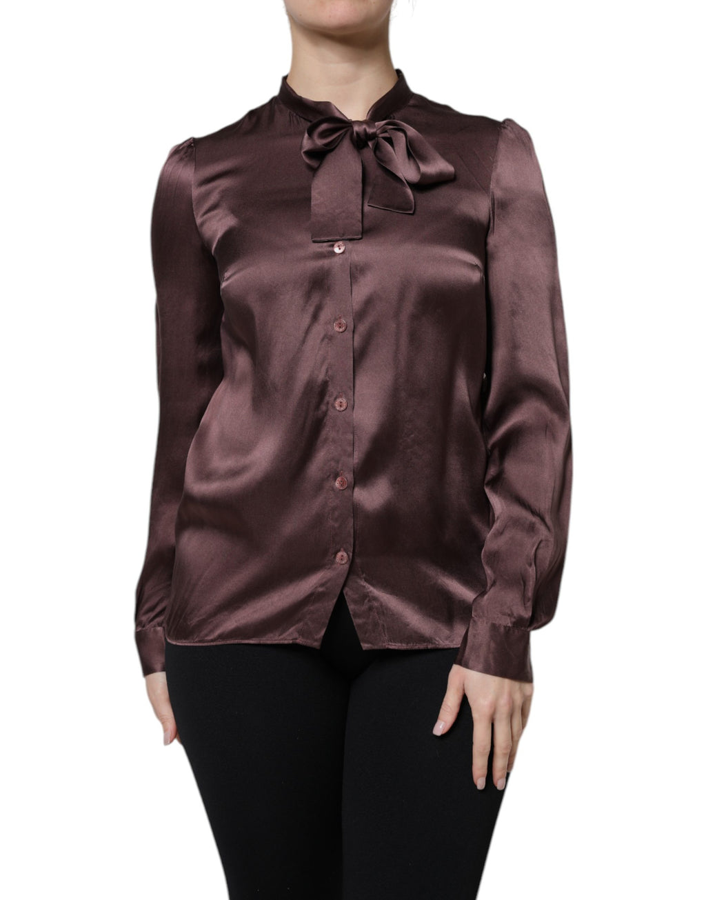 Chemise longue Dolce & Gabbana en satin violet avec col ascot et manches longues, élégante et sophistiquée.
