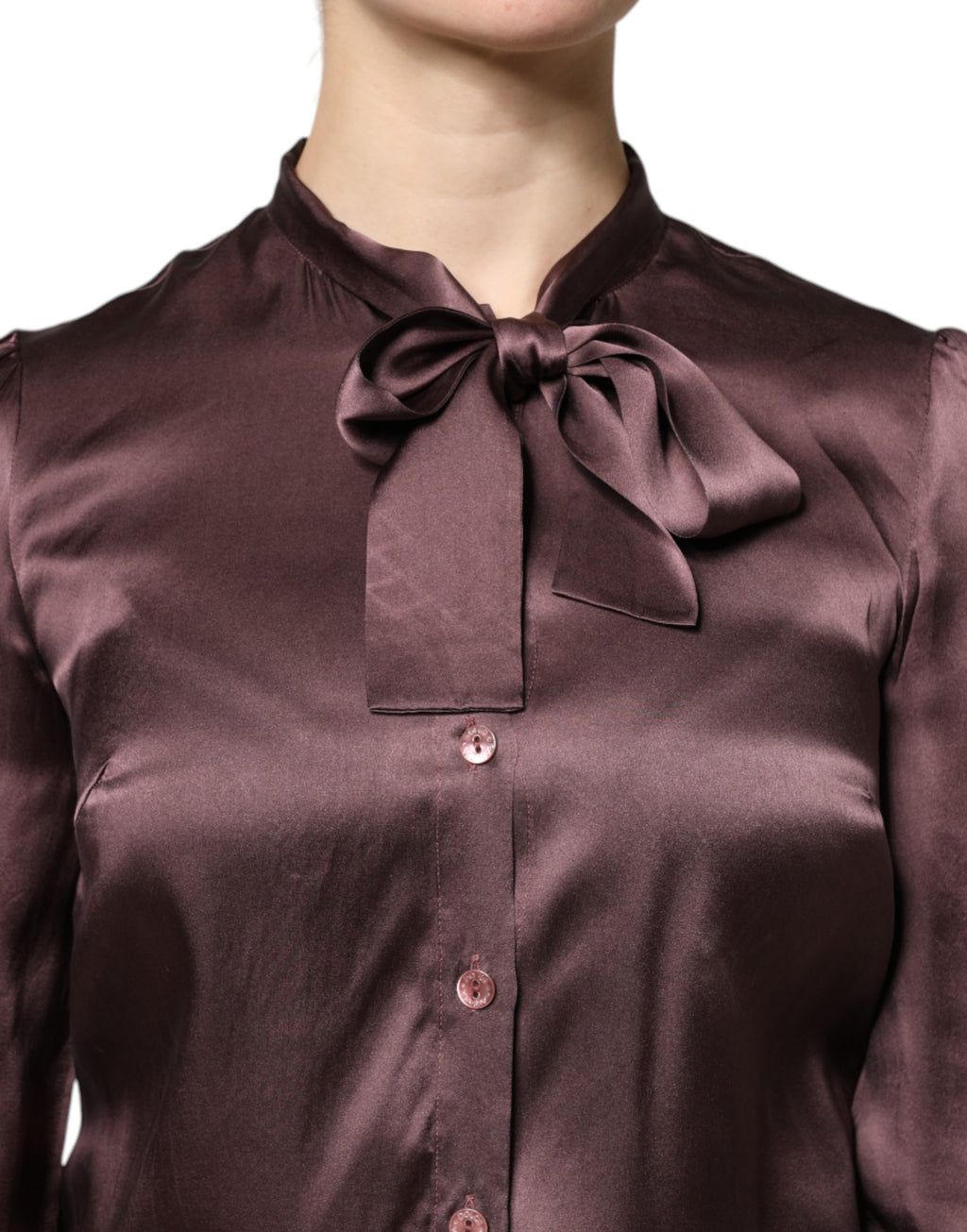 Chemise longue en satin violet Dolce & Gabbana avec col ascot et manches longues, élégante et sophistiquée.