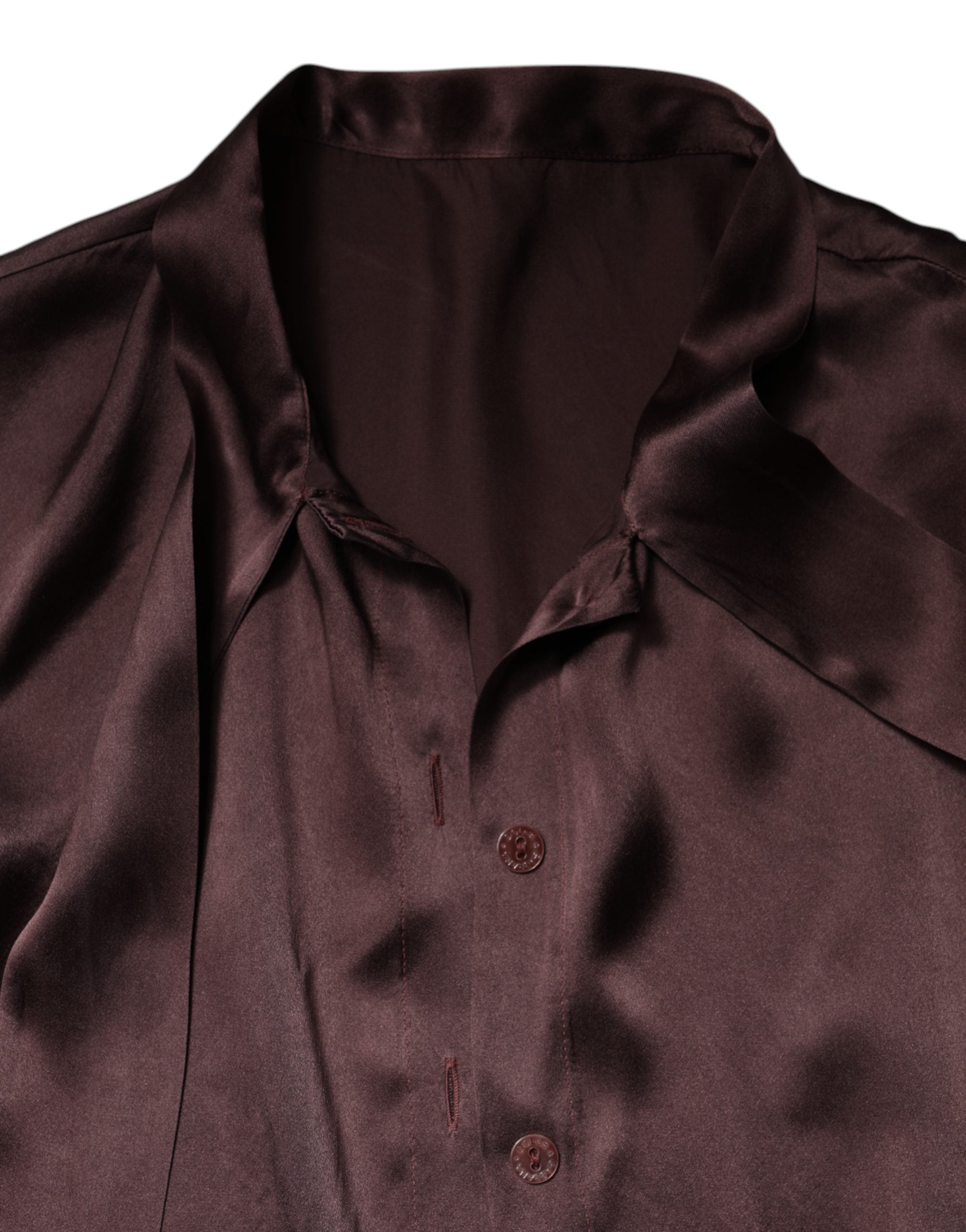 Chemise Dolce & Gabbana en satin violet à manches longues et ascot, visage de la chemise avec détails élégants.