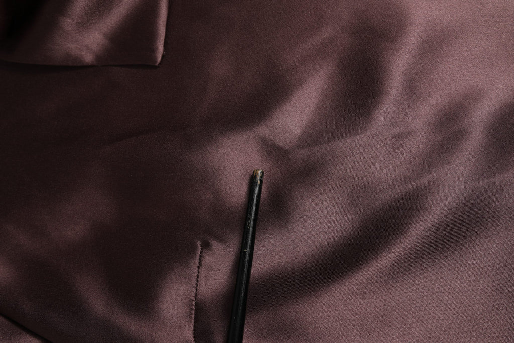 Chemise Dolce & Gabbana en satin violet à manches longues avec ascot, élégante et raffinée, visible dans l'image.