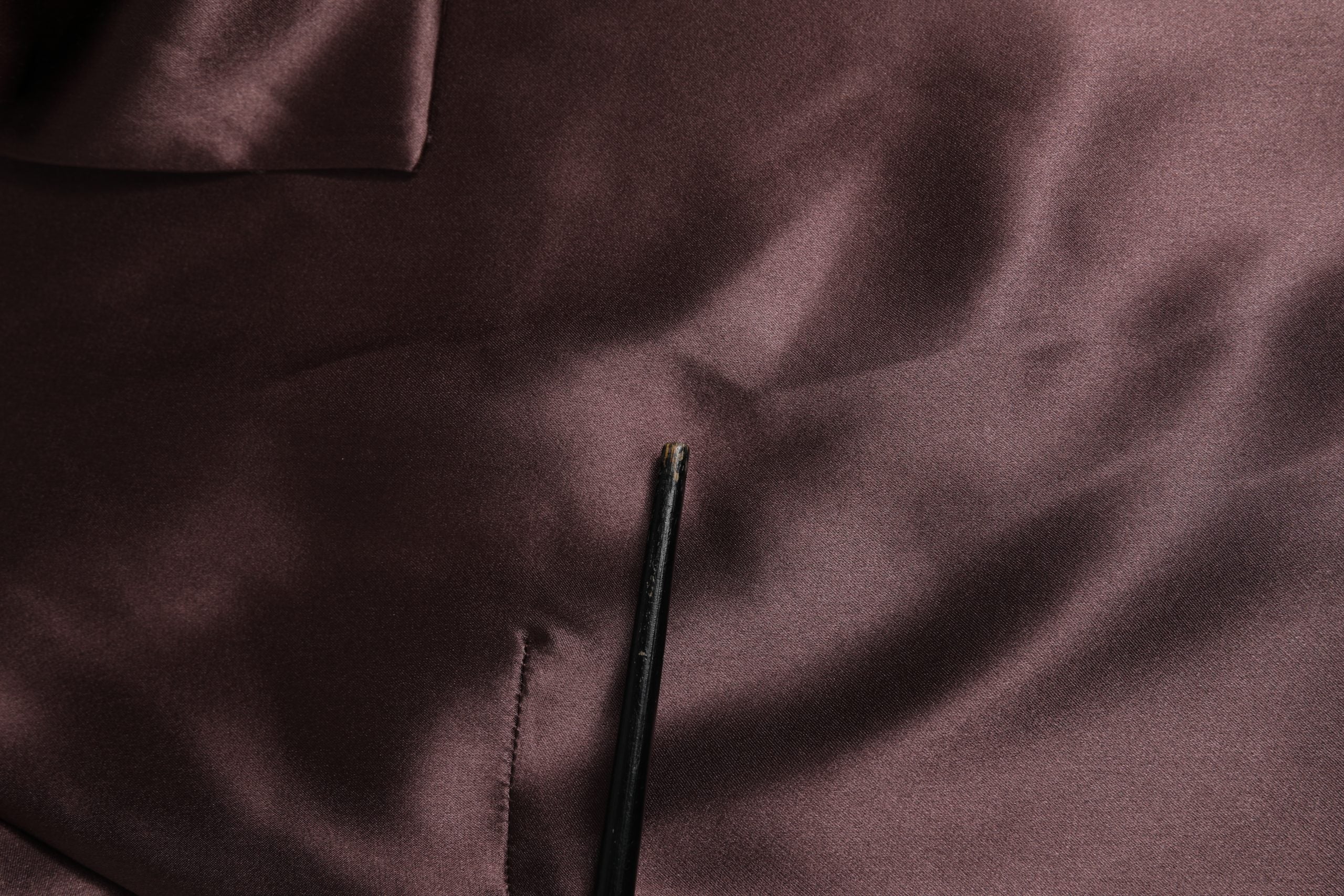 Chemise Dolce & Gabbana en satin violet à manches longues avec ascot, élégante et raffinée, visible dans l'image.