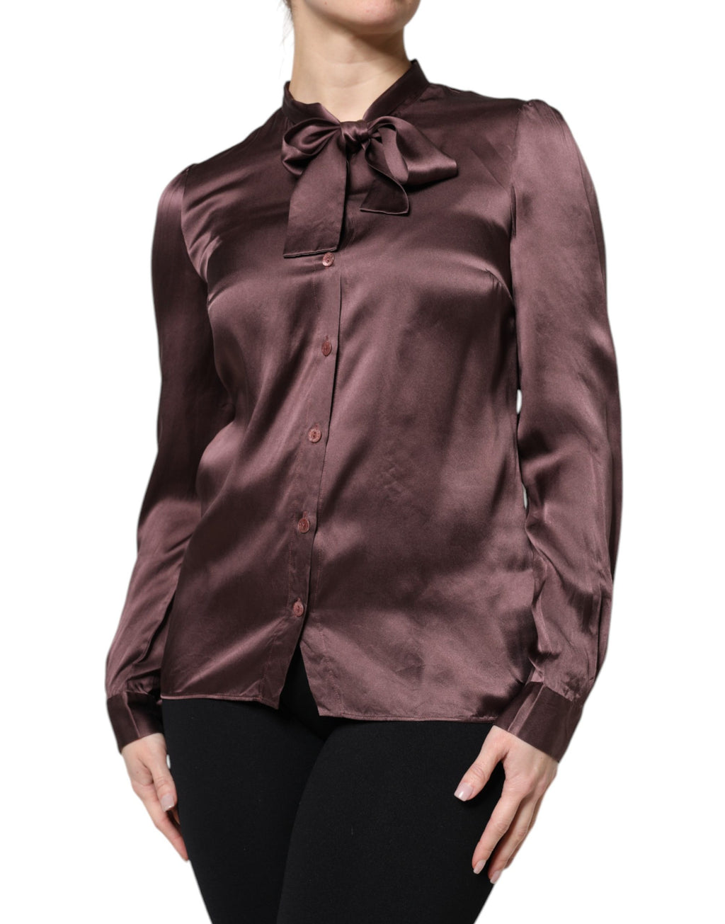 Chemise Dolce & Gabbana en satin violet à manches longues avec ascot, vue de face.