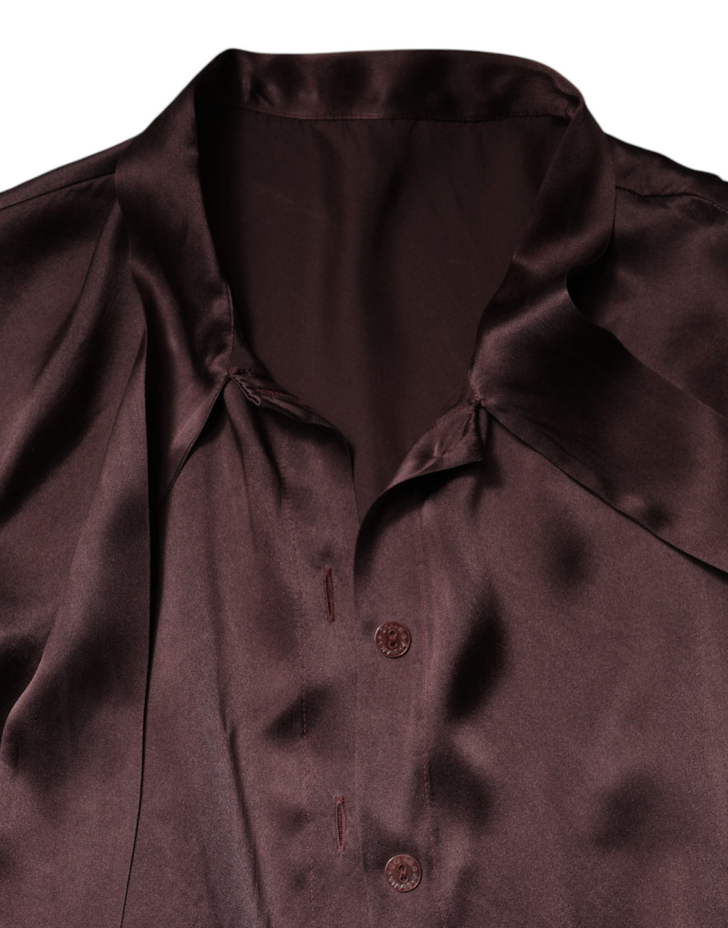 Chemise longue en satin violet Dolce & Gabbana avec col ascot et manches longues, élégante et sophistiquée.