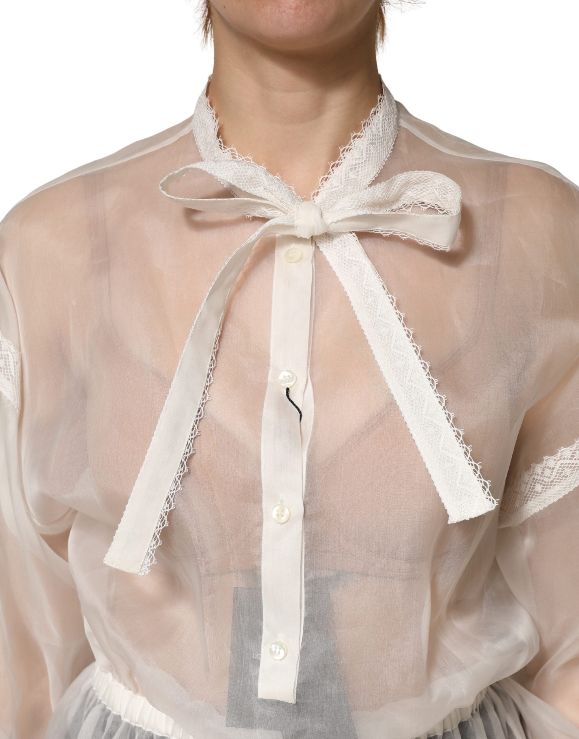Chemisier blanc en soie et coton Dolce & Gabbana avec col ascot, visible détails élégants et tissu léger.