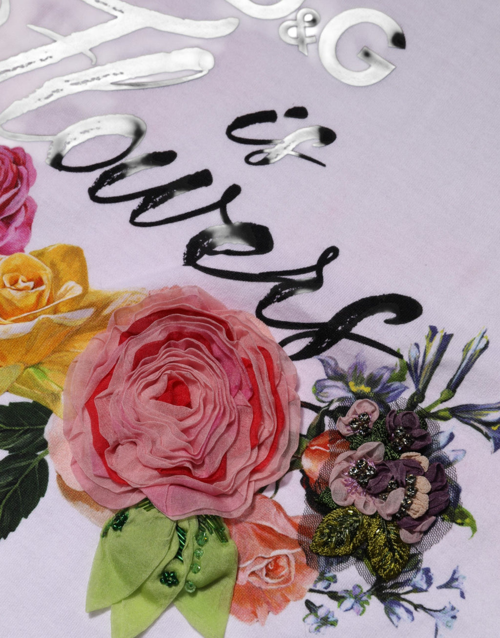 T-shirt blanc Dolce & Gabbana D&G Is Flowers avec embellissements floraux visibles sur le devant.