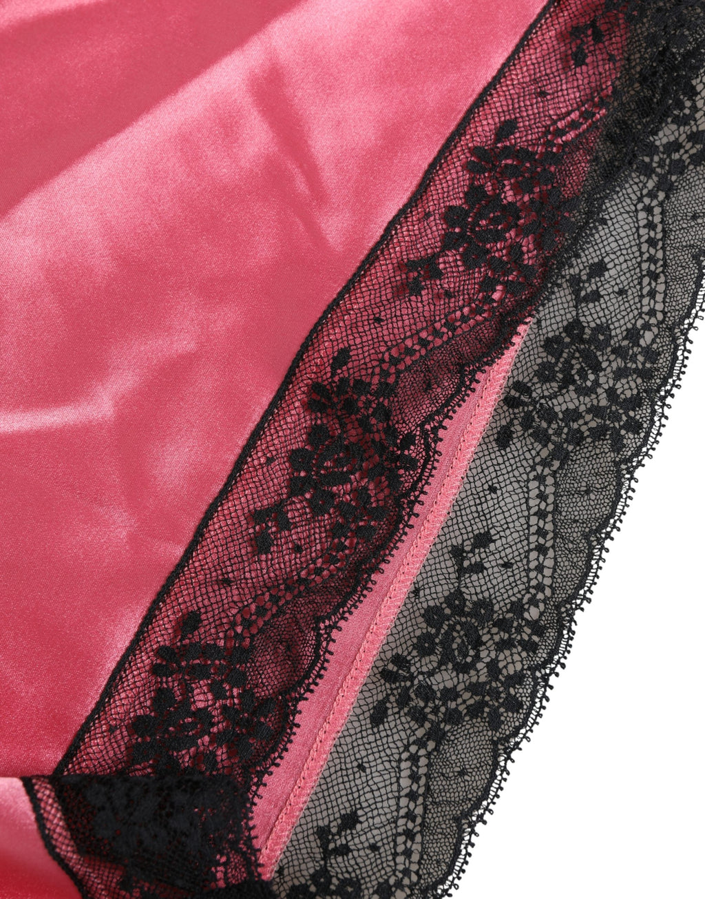 Shorts de pyjama en soie satin rose avec dentelle Dolce & Gabbana, vêtements de nuit élégants et confortables.