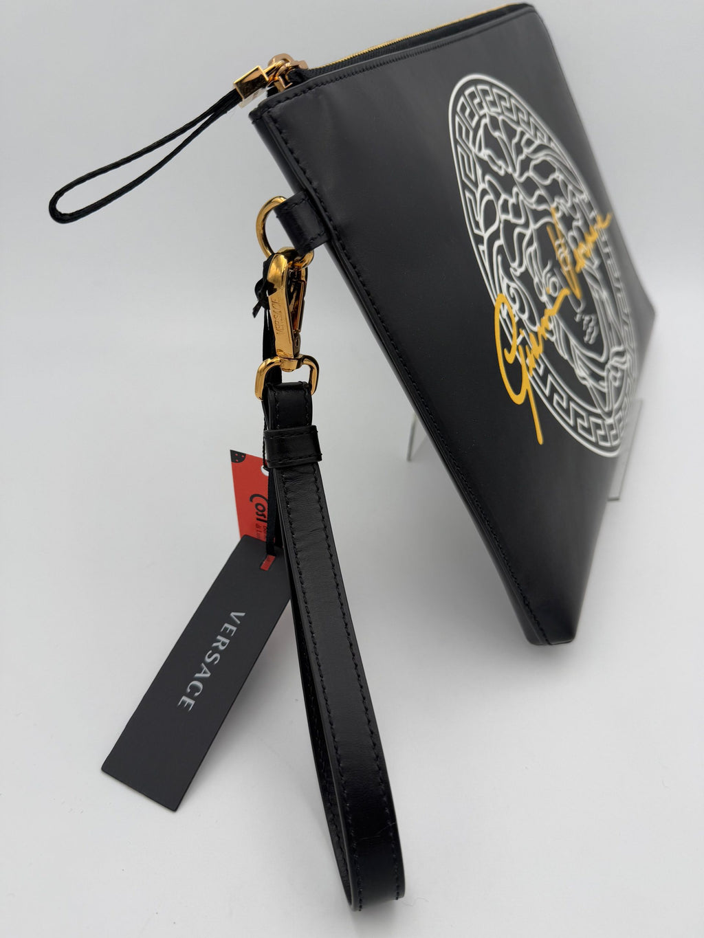 Pochette en cuir Versace La Medusa Signature avec logo or et détails élégants, illustration de la célèbre médusa sur la surface.