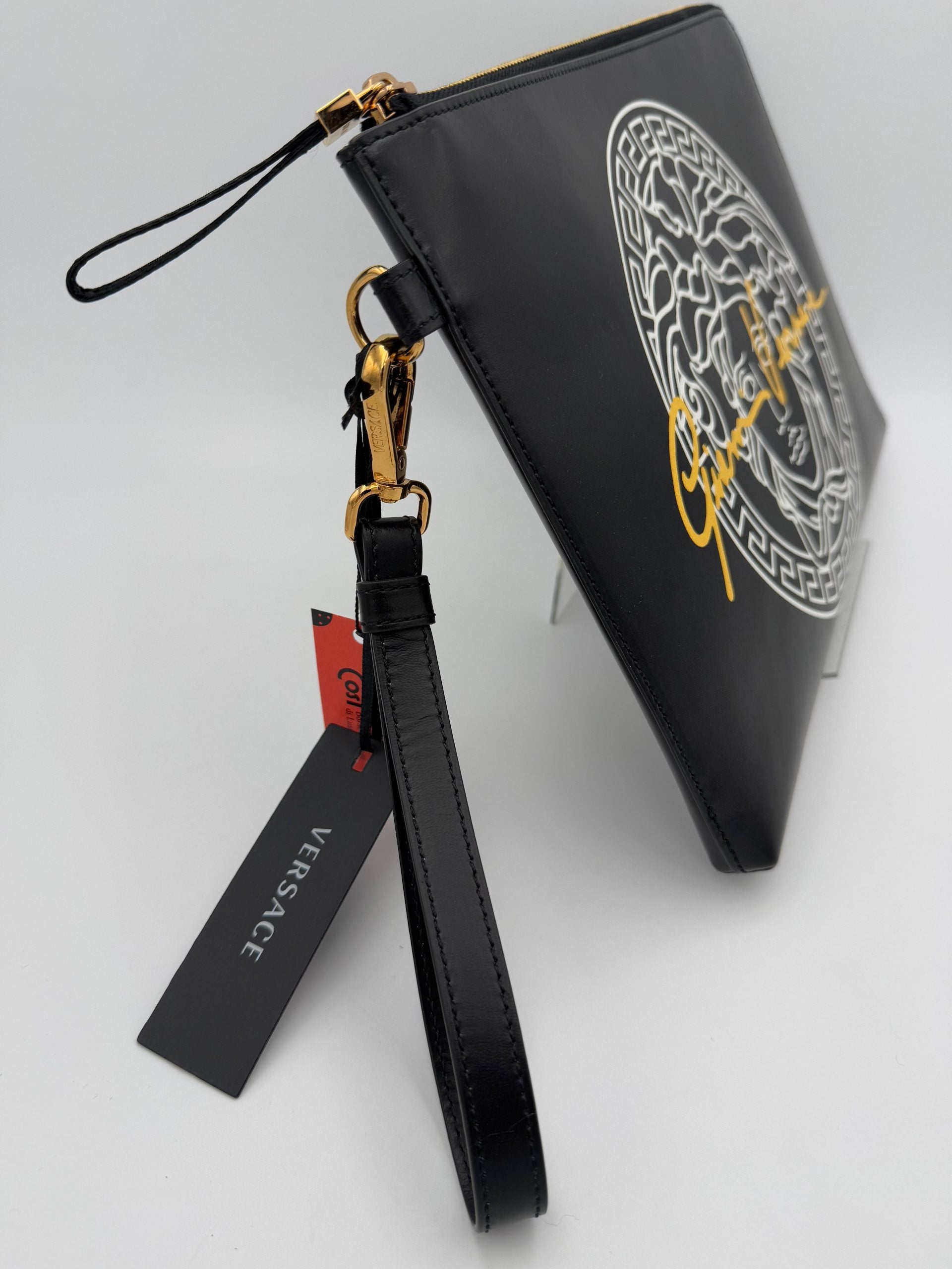 Pochette en cuir Versace La Medusa Signature avec logo or et détails élégants, illustration de la célèbre médusa sur la surface.