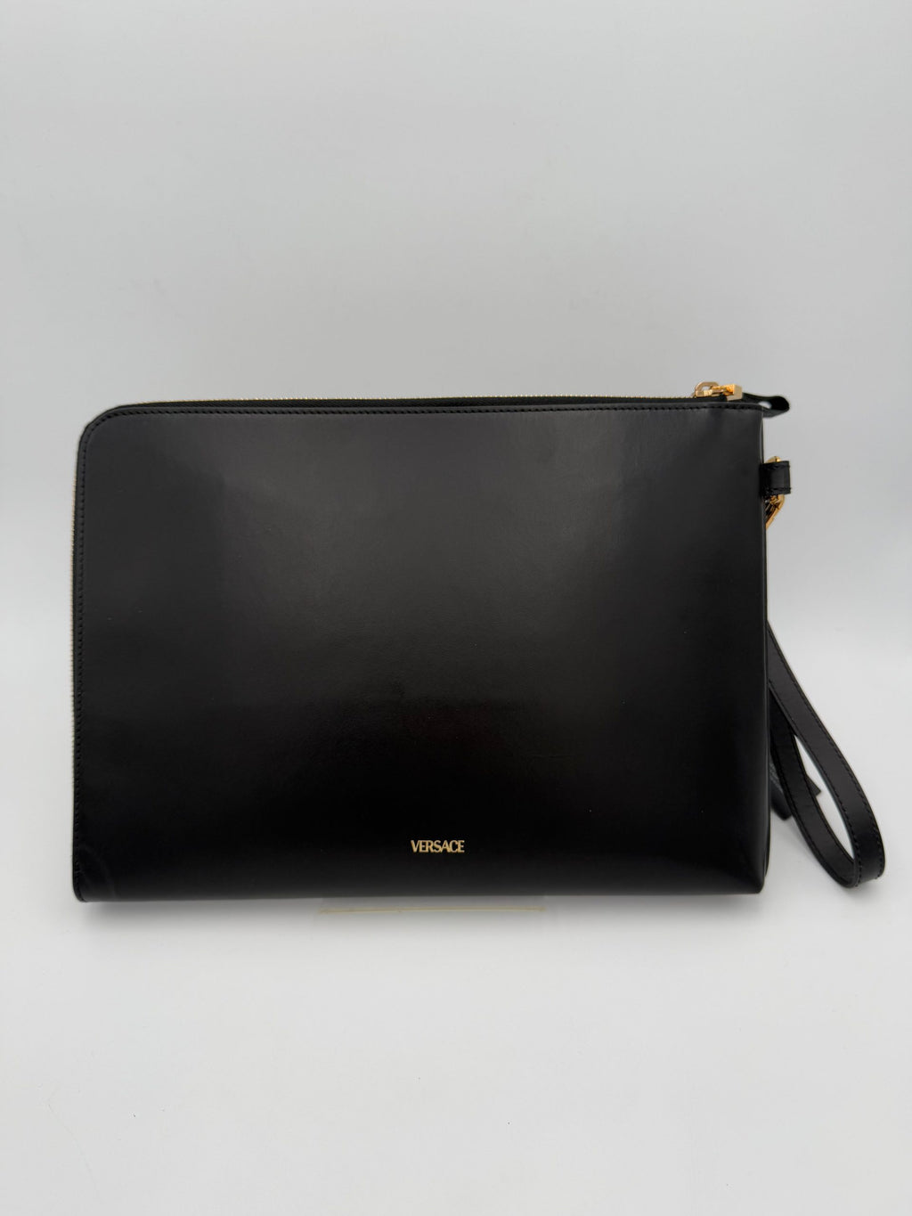 Sac clutch en cuir signature Versace VERSACE LA MEDUSA avec logo en or et détails sophistiqués, pour un look élégant.