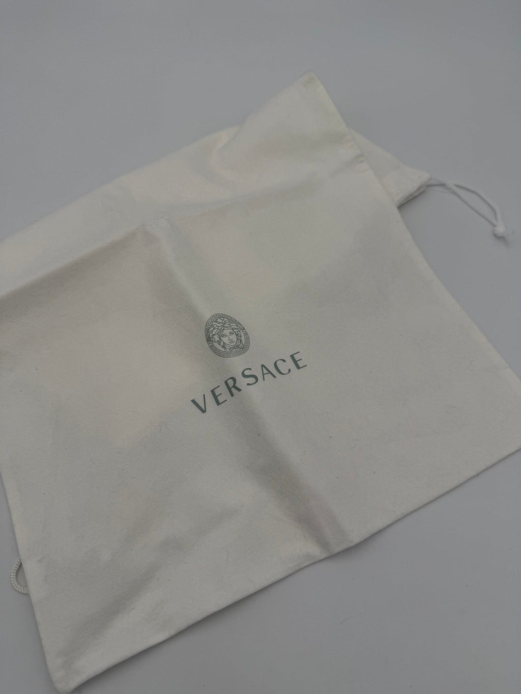 Clutch en cuir signature Versace La Medusa, élégante sac à main en cuir avec logo Medusa, pour femme.