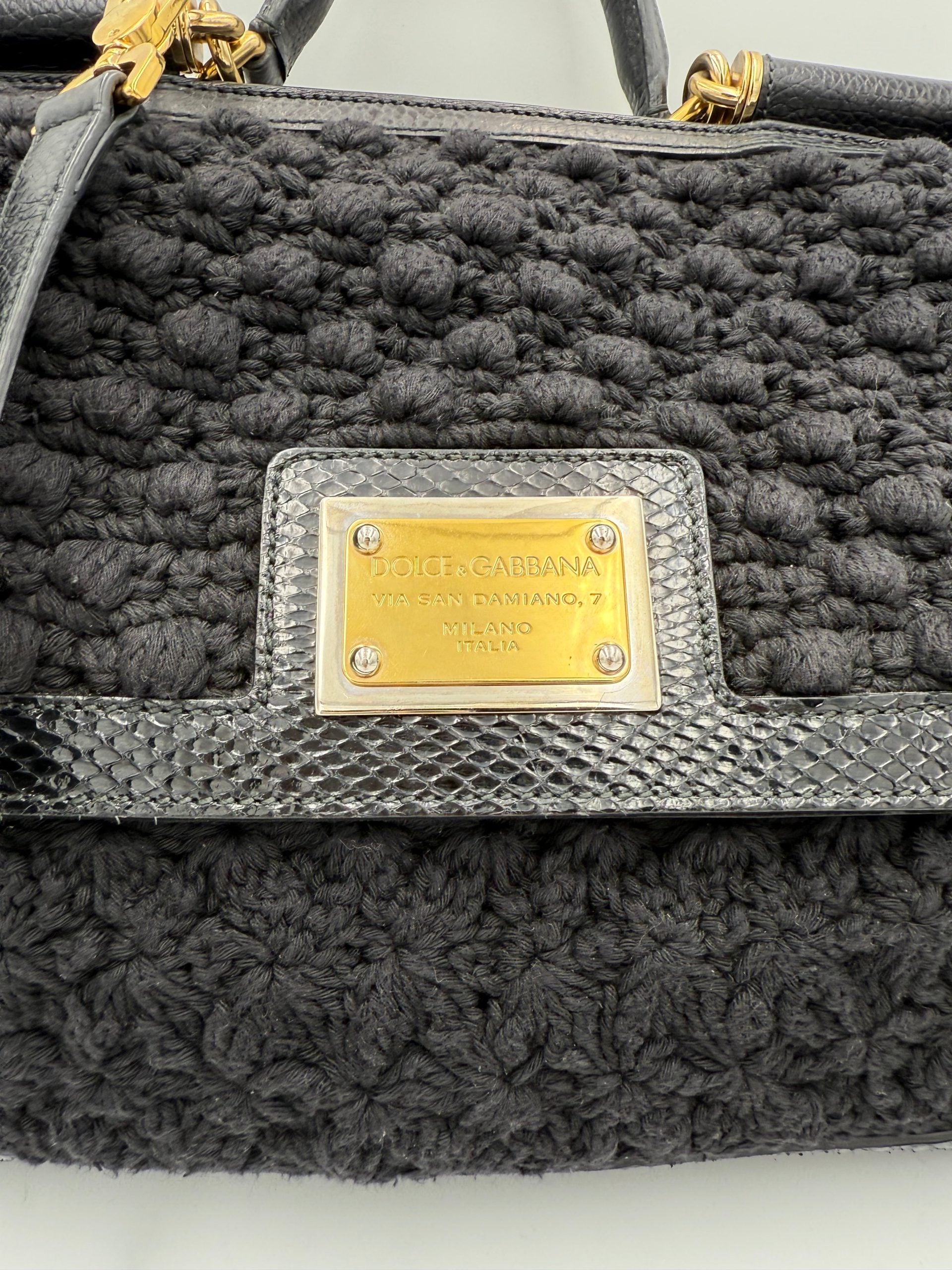 Sac à main Dolce & Gabbana Sicily en python et macramé, avec détails élégants et motifs sophistiqués.