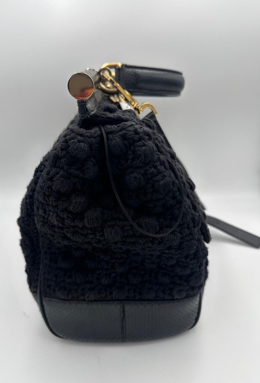 Sac à main Dolce & Gabbana Sicily en python et macramé, avec design élégant et détails sophistiqués.