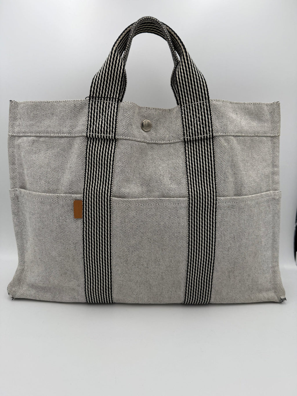Sac à main Hermès HERLINE en cuir, avec poignée élégante et détails sophistiqués, visible en image.