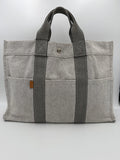 Sac à main Hermès HERLINE en cuir, avec poignée élégante et détails sophistiqués, visible en image.
