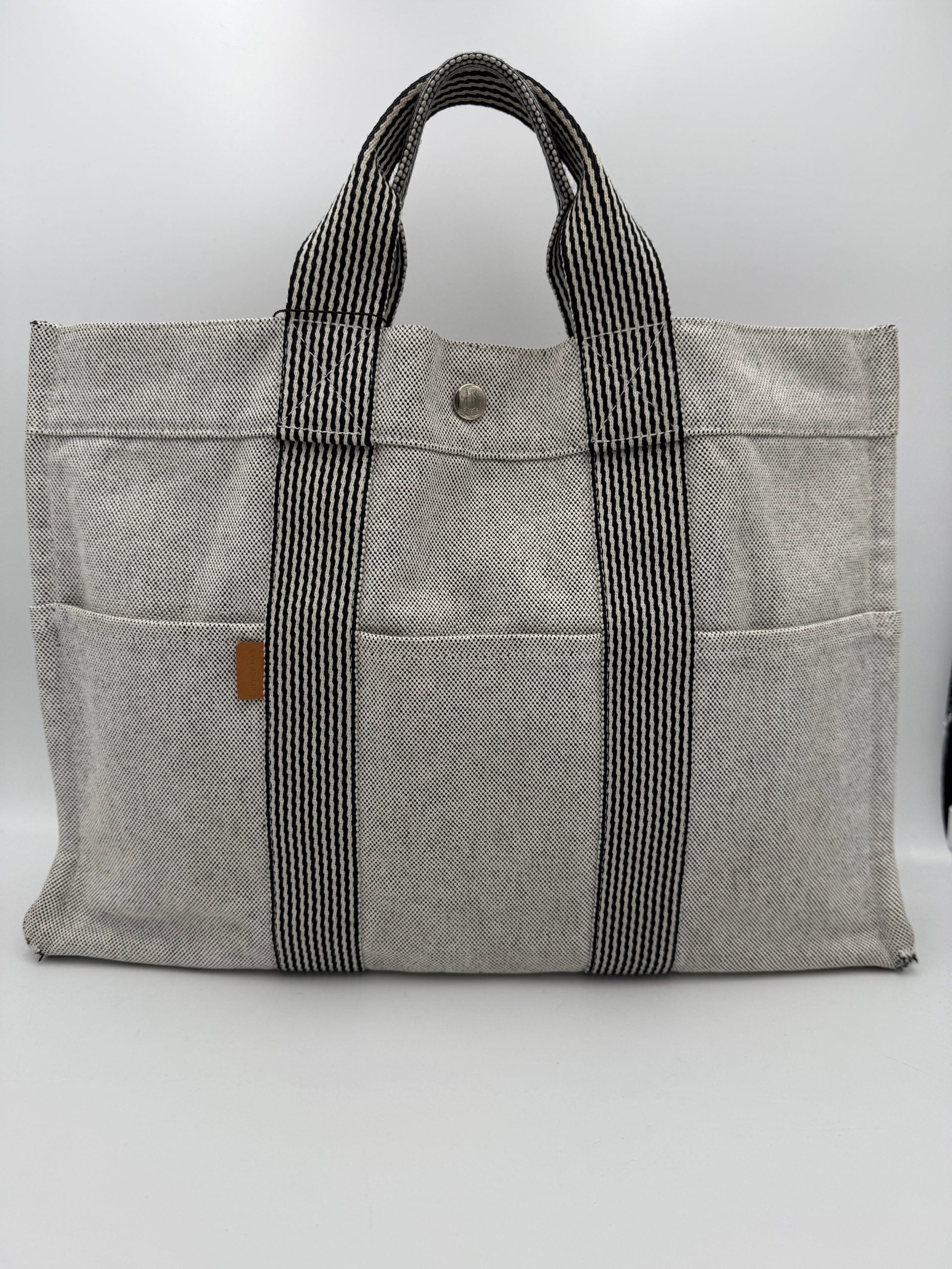 Sac à main Hermès HERLINE en cuir, avec poignée élégante et détails sophistiqués, visible en image.