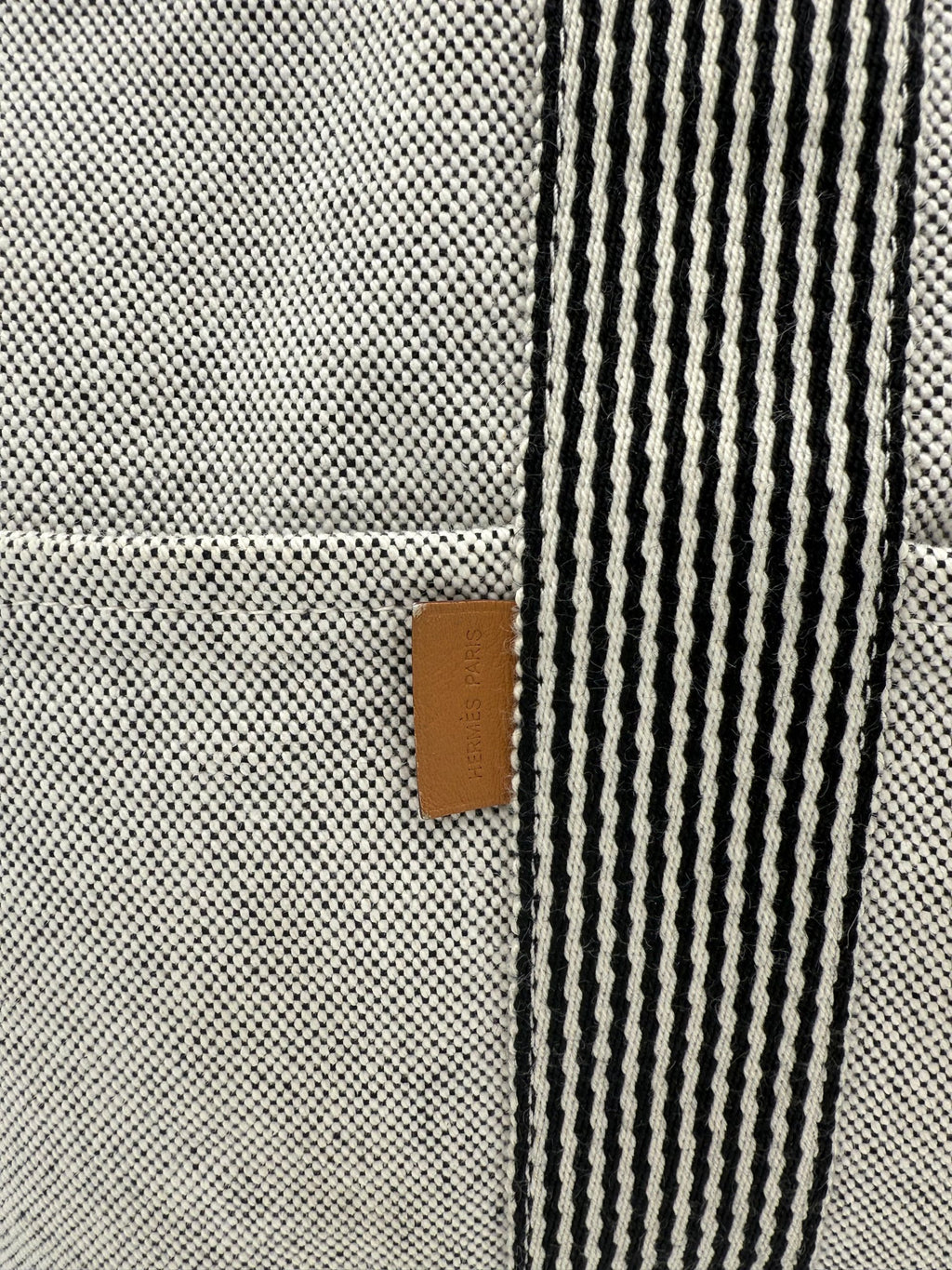Sac à main Hermès HERMÈS HERLINE en cuir avec détails élégants, vue de face montrant la poignée et la fermeture.