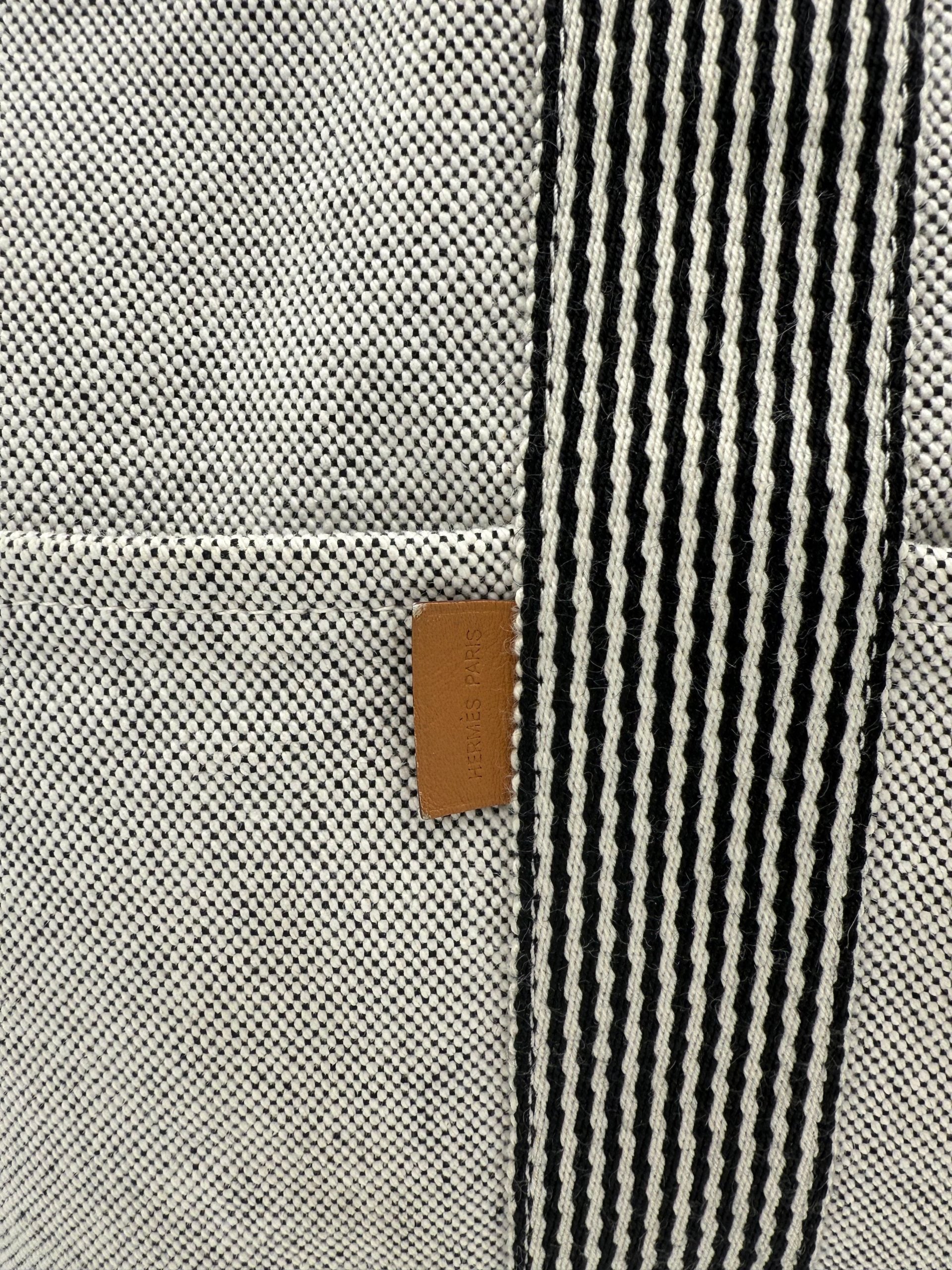 Sac à main Hermès HERMÈS HERLINE en cuir avec détails élégants, vue de face montrant la poignée et la fermeture.