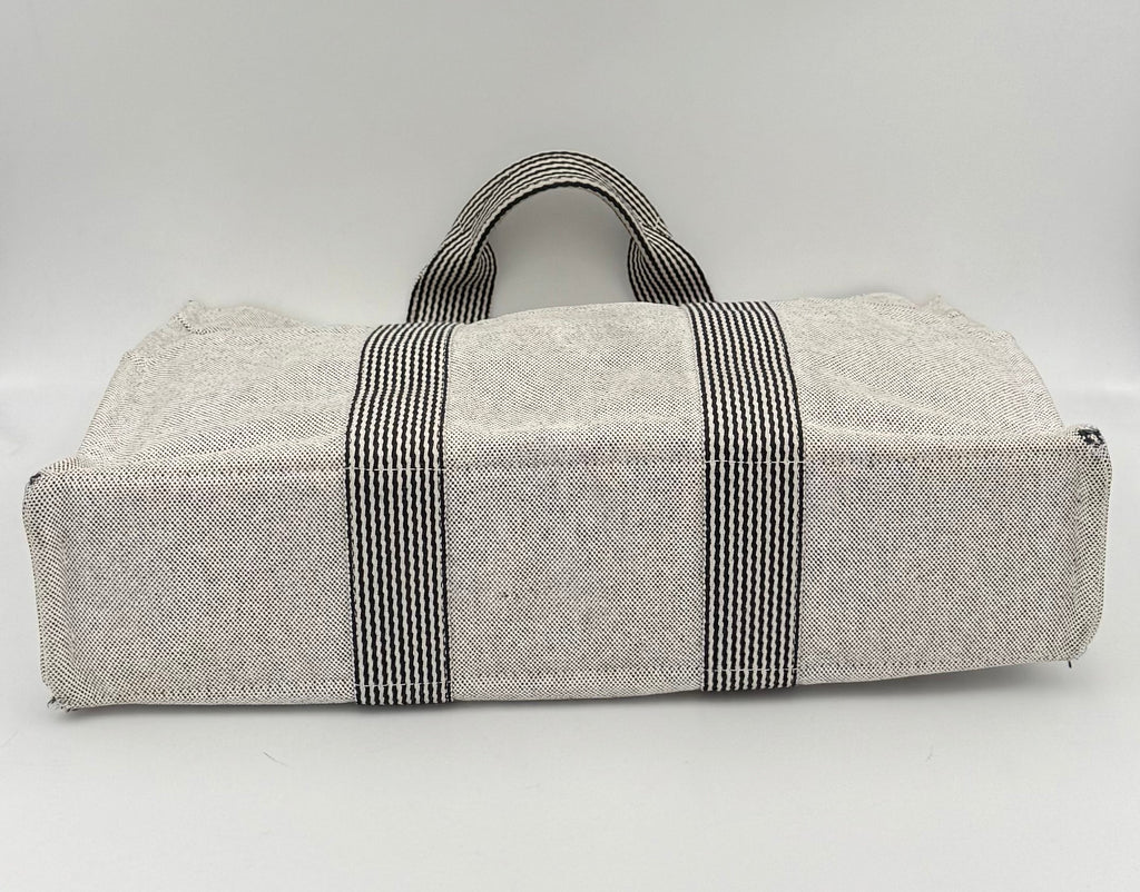 Sac à main Hermès HERLINE en cuir, avec poignée élégante et détails sophistiqués, visible de face avec fermeture métallique.