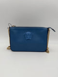 Sac à bandoulière en cuir Versace VERSACE LA MEDUSA avec logo en or et motif iconique, pour un style élégant et luxueux.