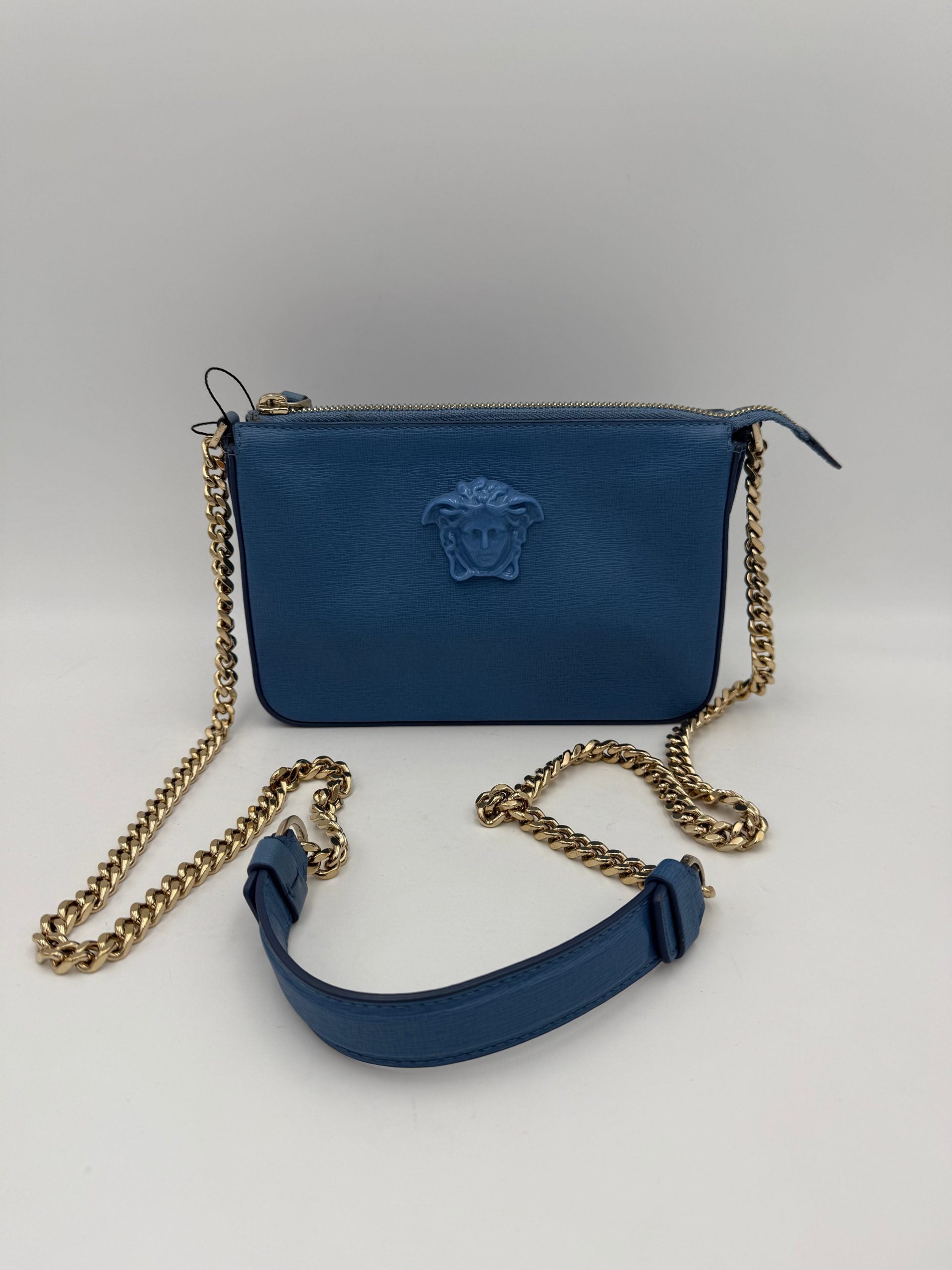 Sac à bandoulière en cuir Versace La Medusa avec logo emblématique et design élégant, visible en détail sur l'image.